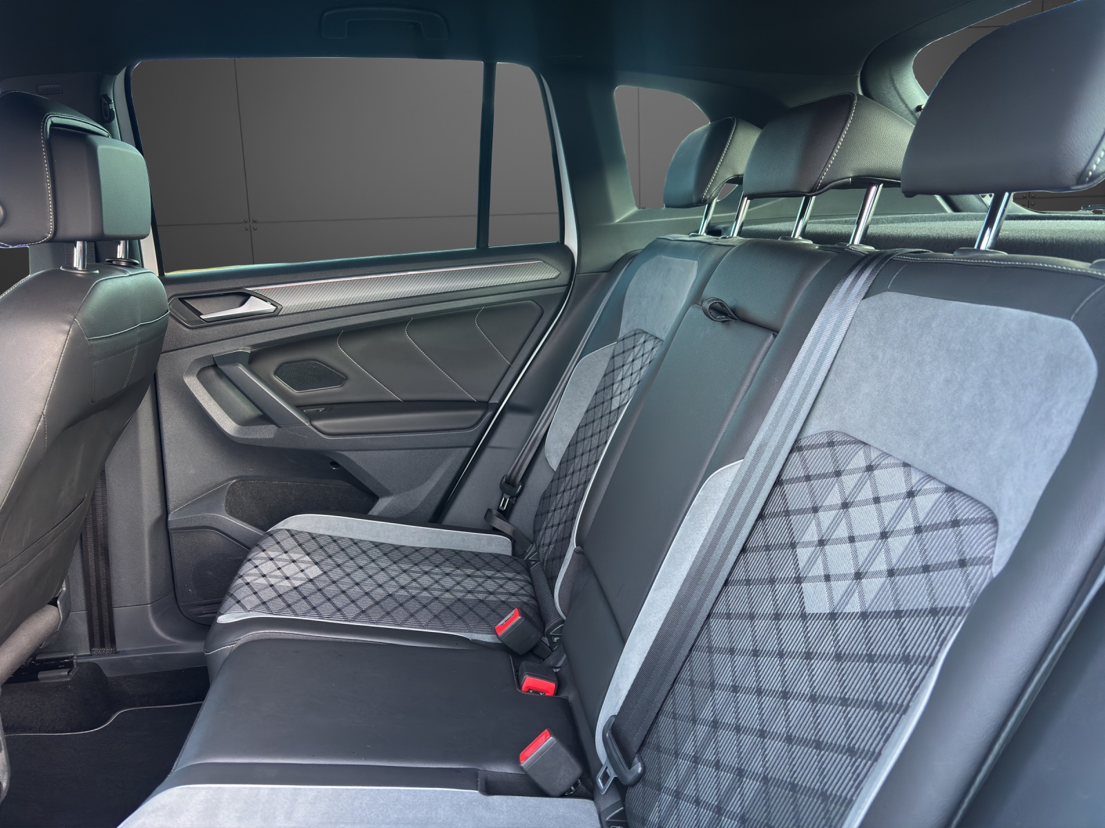 VW Tiguan 2.0TSI R-Line 4Motion DSG-image-11