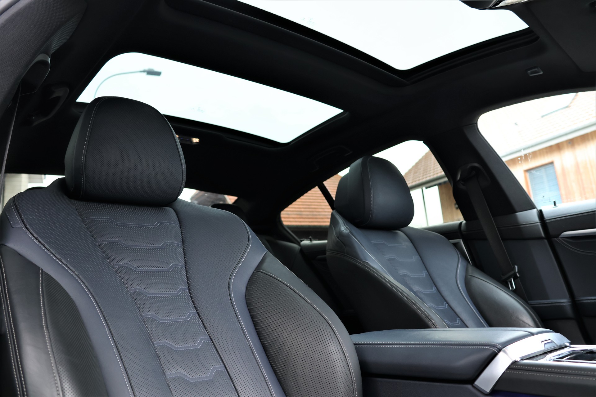 BMW 840i xDrive M Sport Steptronic-image-23
