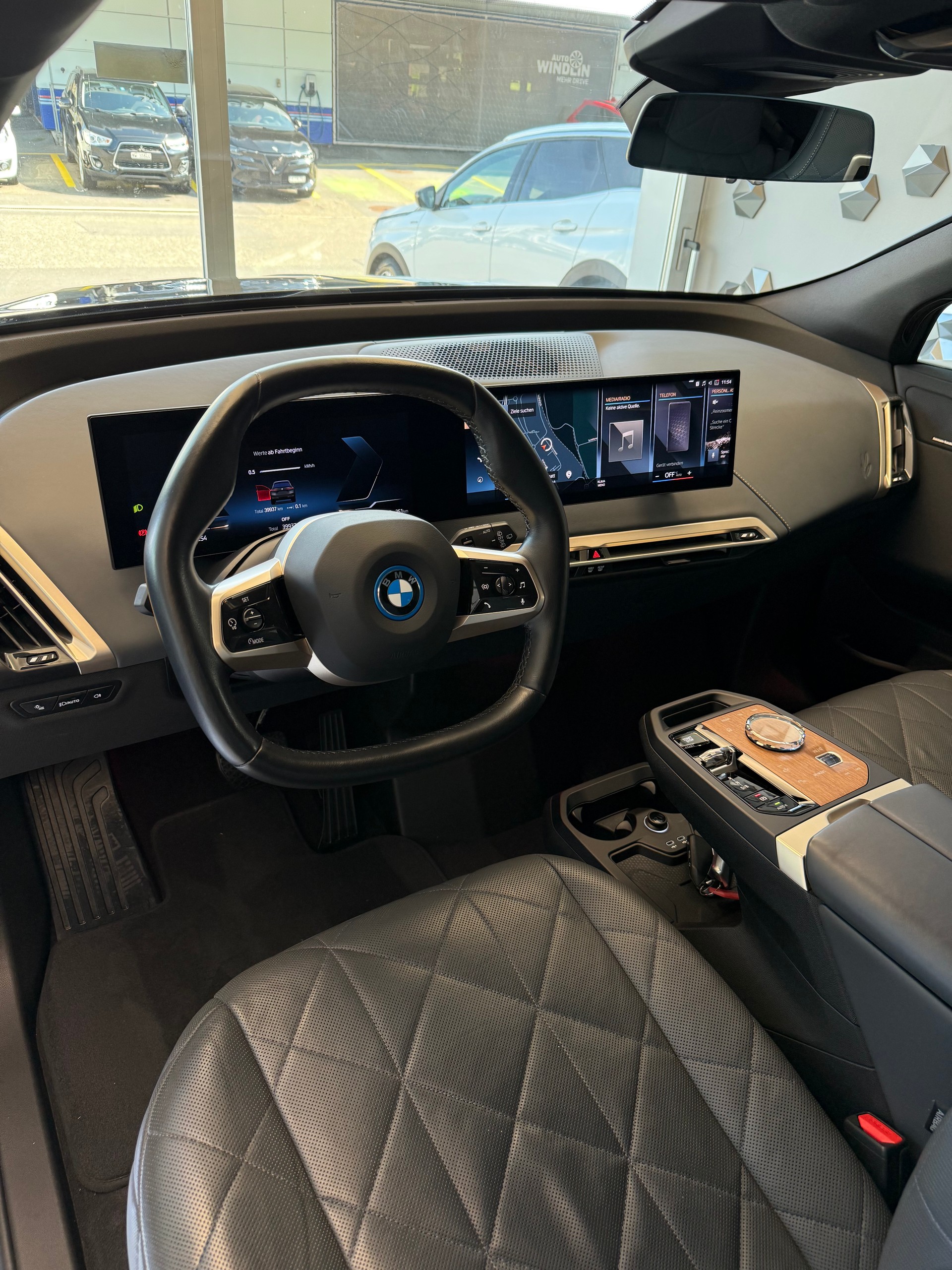 BMW iX xDrive40 Launch Edition | SOH 99.98%-image-5