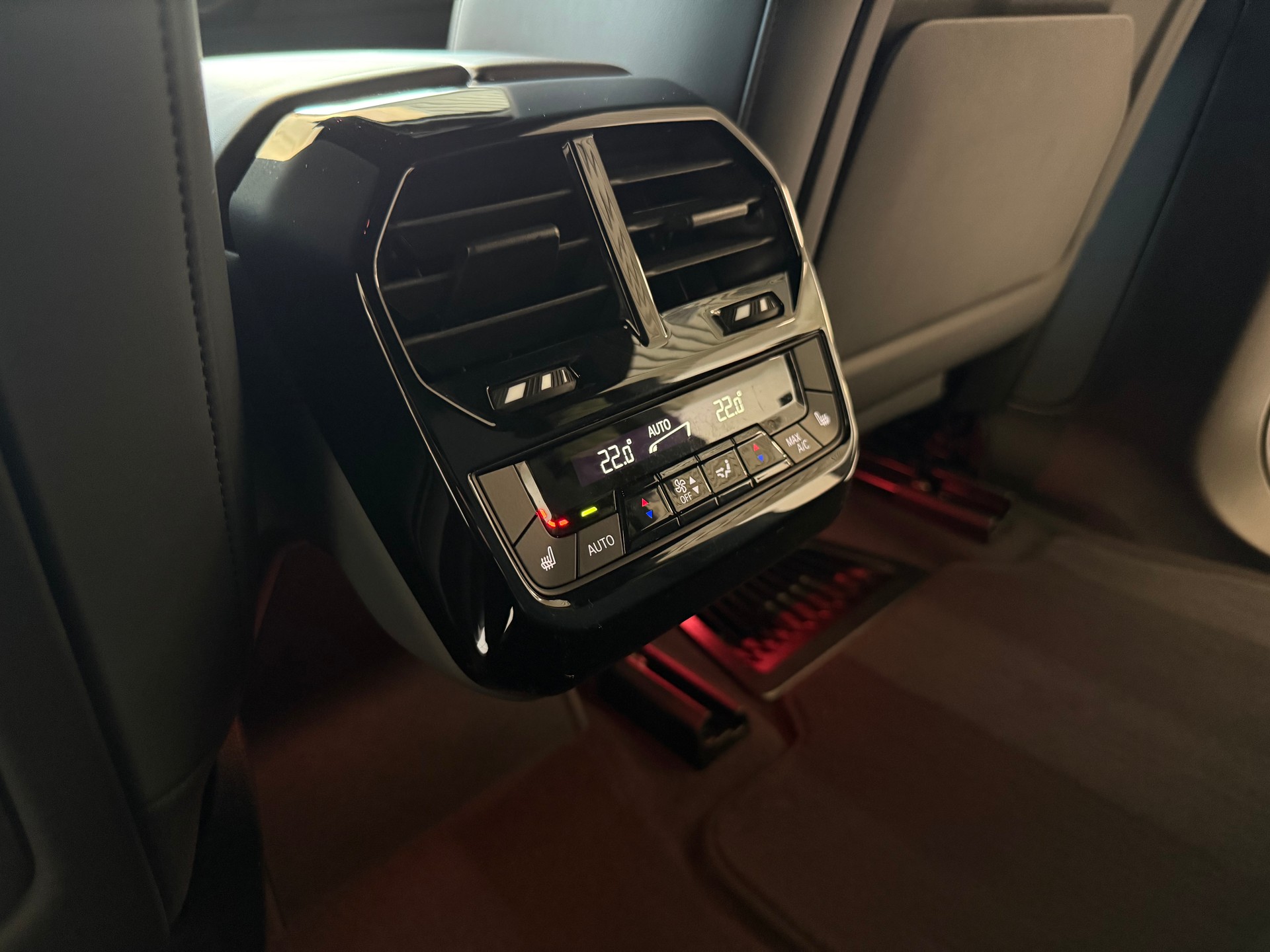 BMW iX xDrive40 Launch Edition | SOH 99.98%-image-22