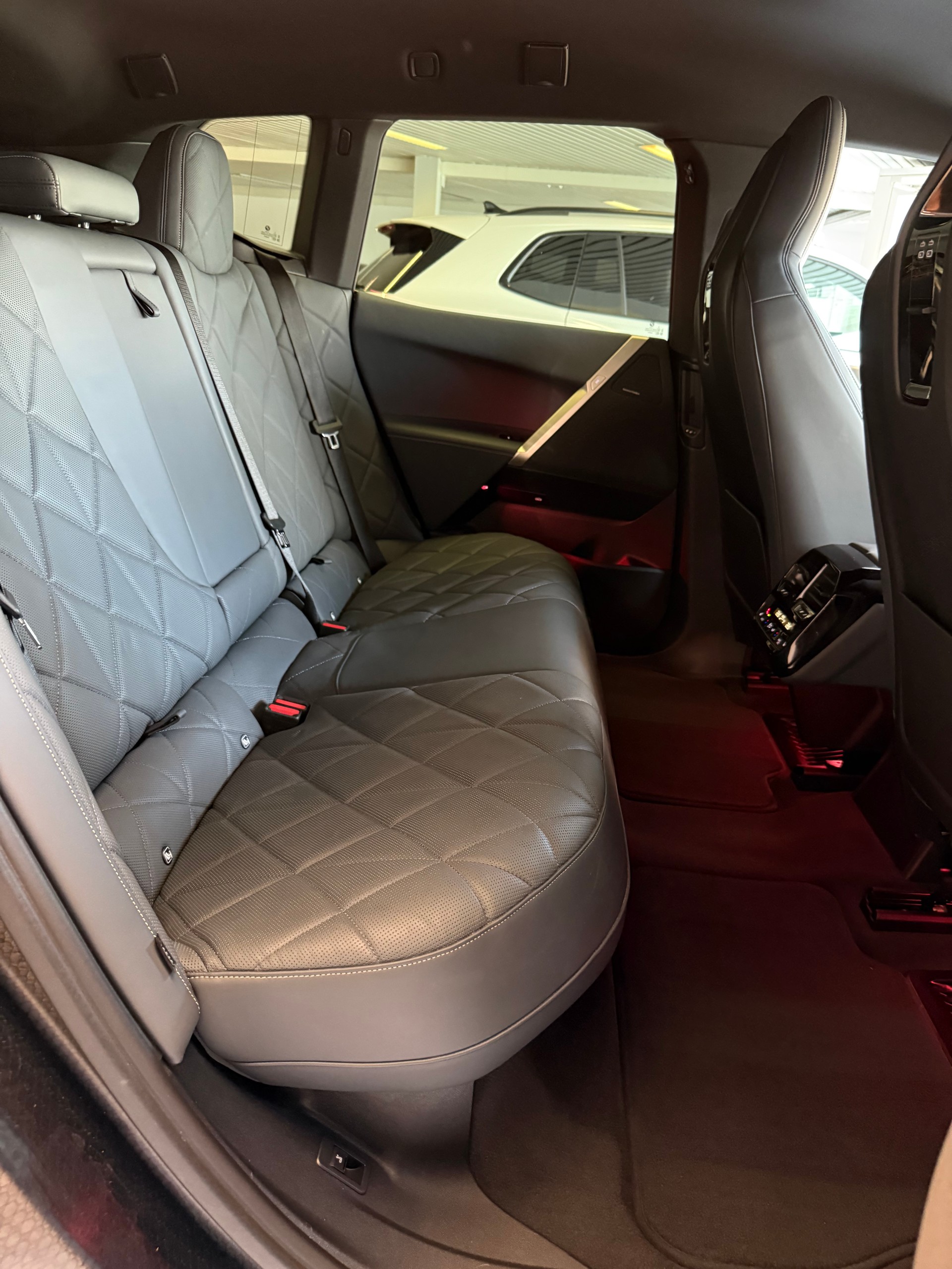BMW iX xDrive40 Launch Edition | SOH 99.98%-image-12
