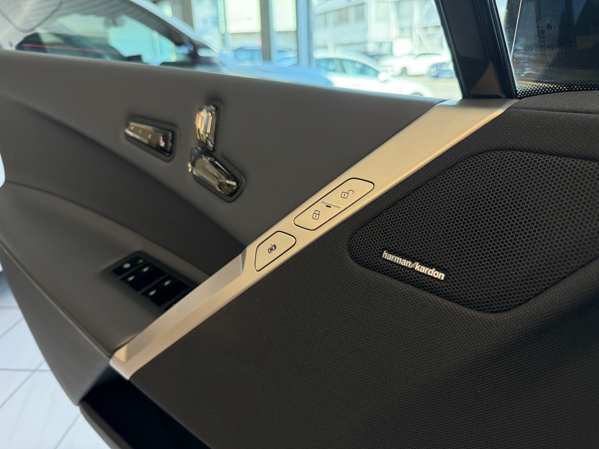 BMW iX xDrive40 Launch Edition | SOH 99.98%-image-19