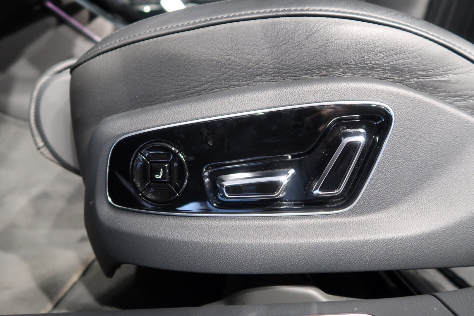 AUDI A8 50 TDI quattro tiptronic-image-12