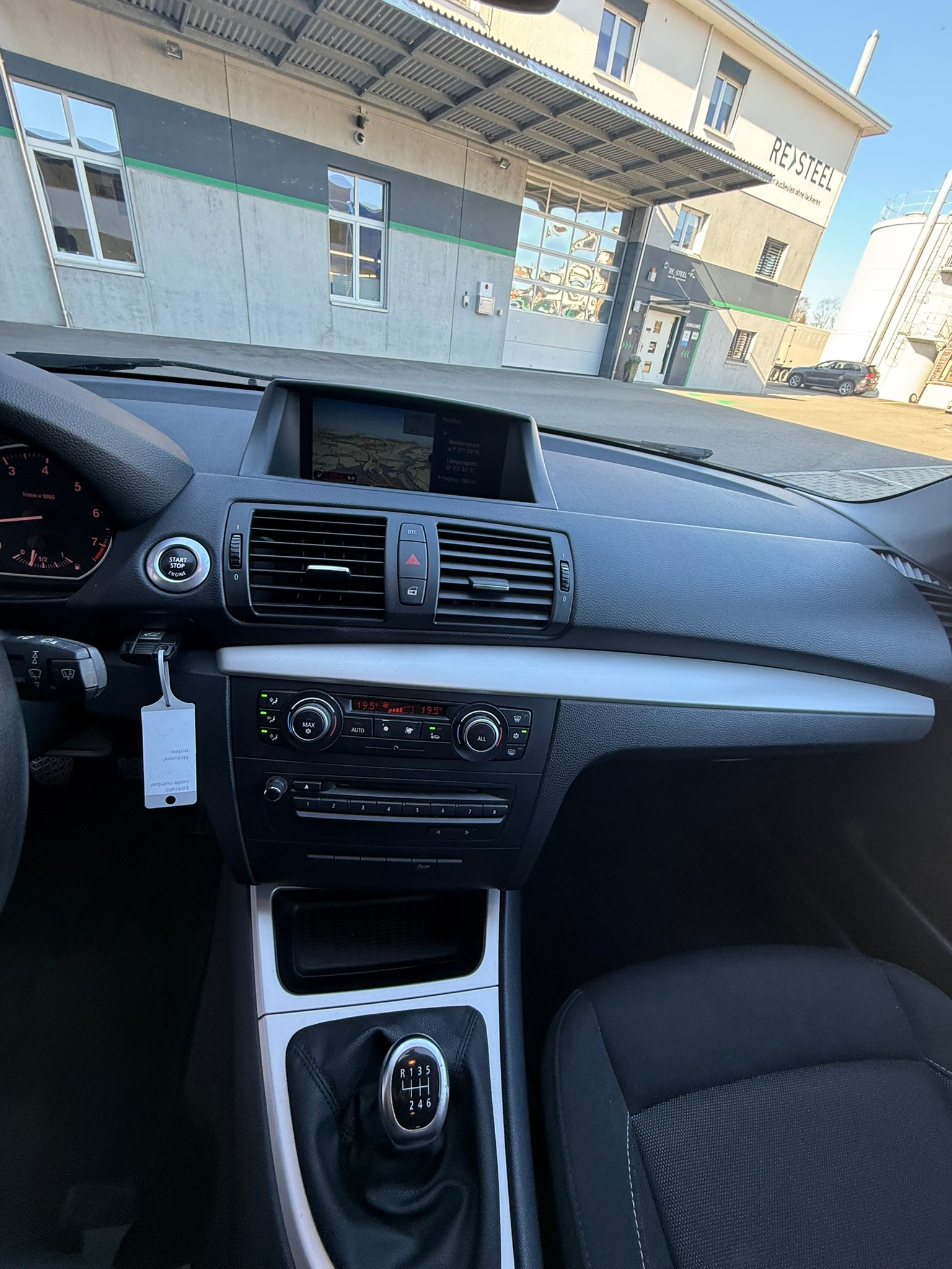 BMW 120i-image-9