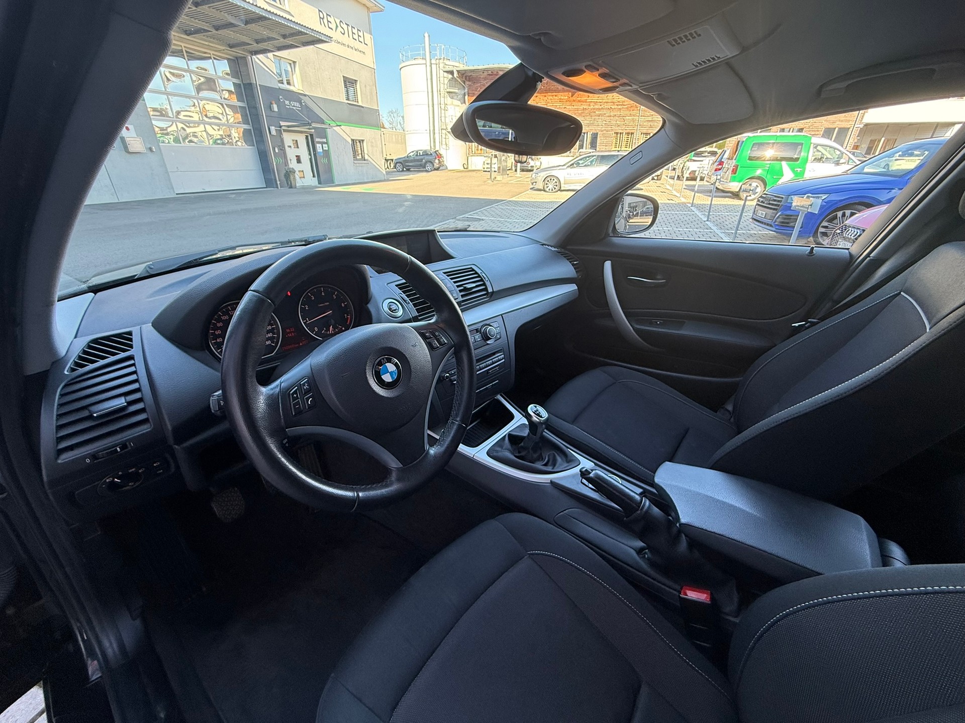 BMW 120i-image-7