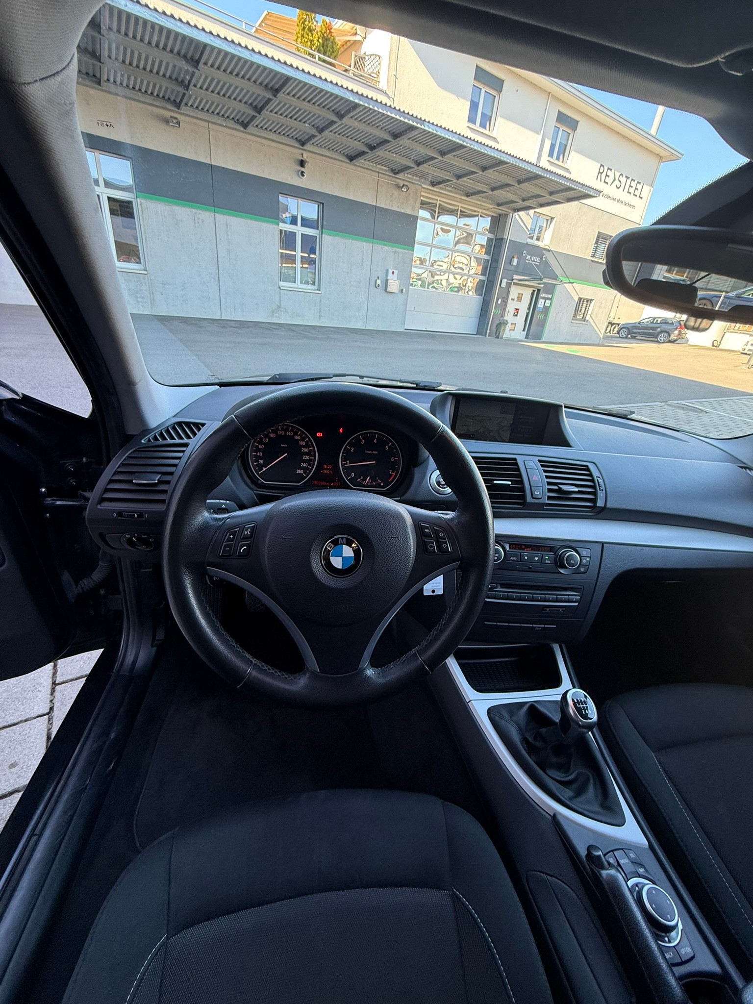 BMW 120i-image-8