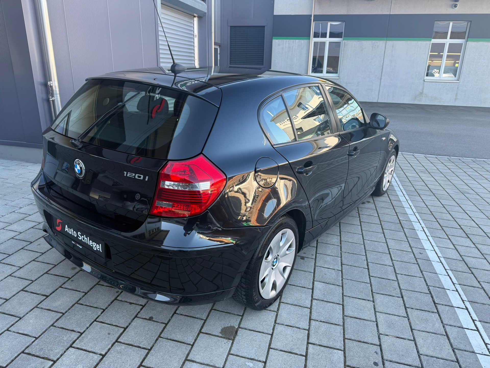 BMW 120i-image-5