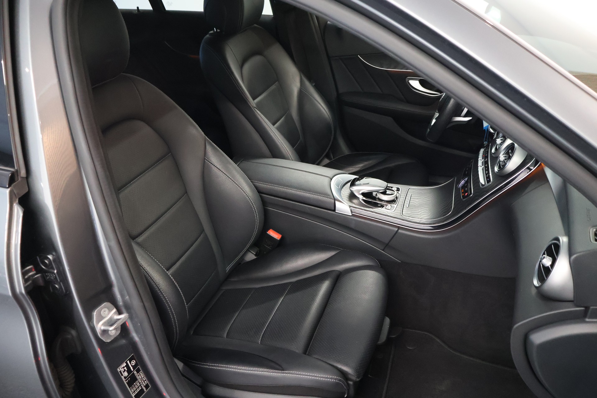 MERCEDES-BENZ C 250 d AMG Line 4Matic 9G-Tronic-image-14