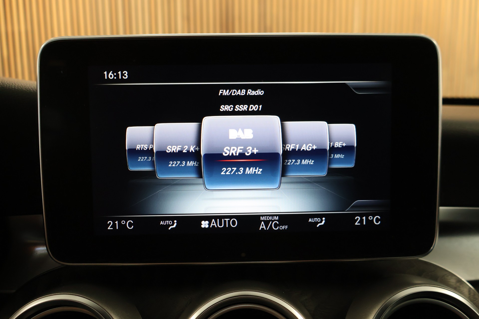 MERCEDES-BENZ C 250 d AMG Line 4Matic 9G-Tronic-image-23