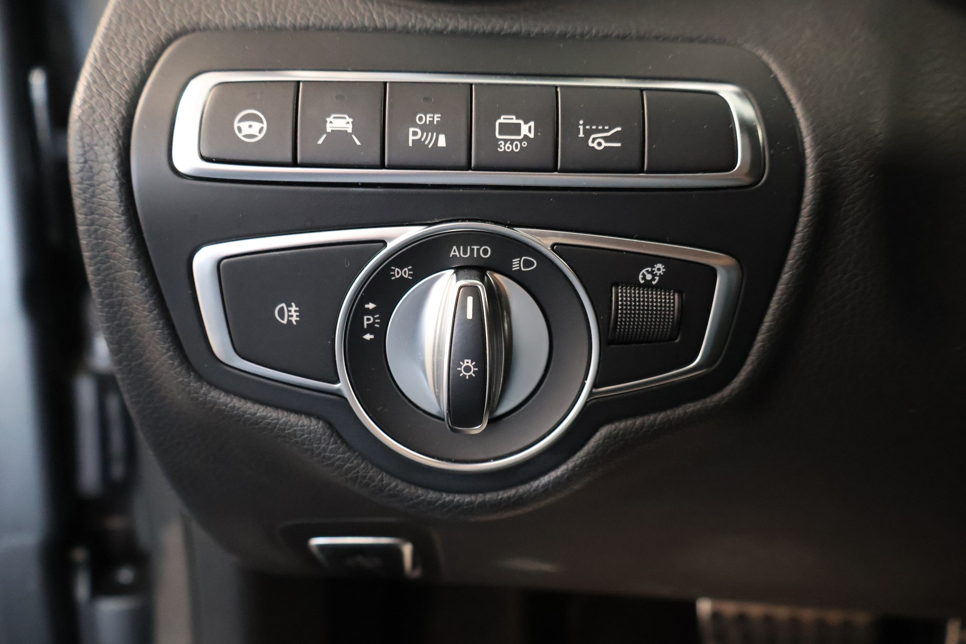 MERCEDES-BENZ C 250 d AMG Line 4Matic 9G-Tronic-image-18