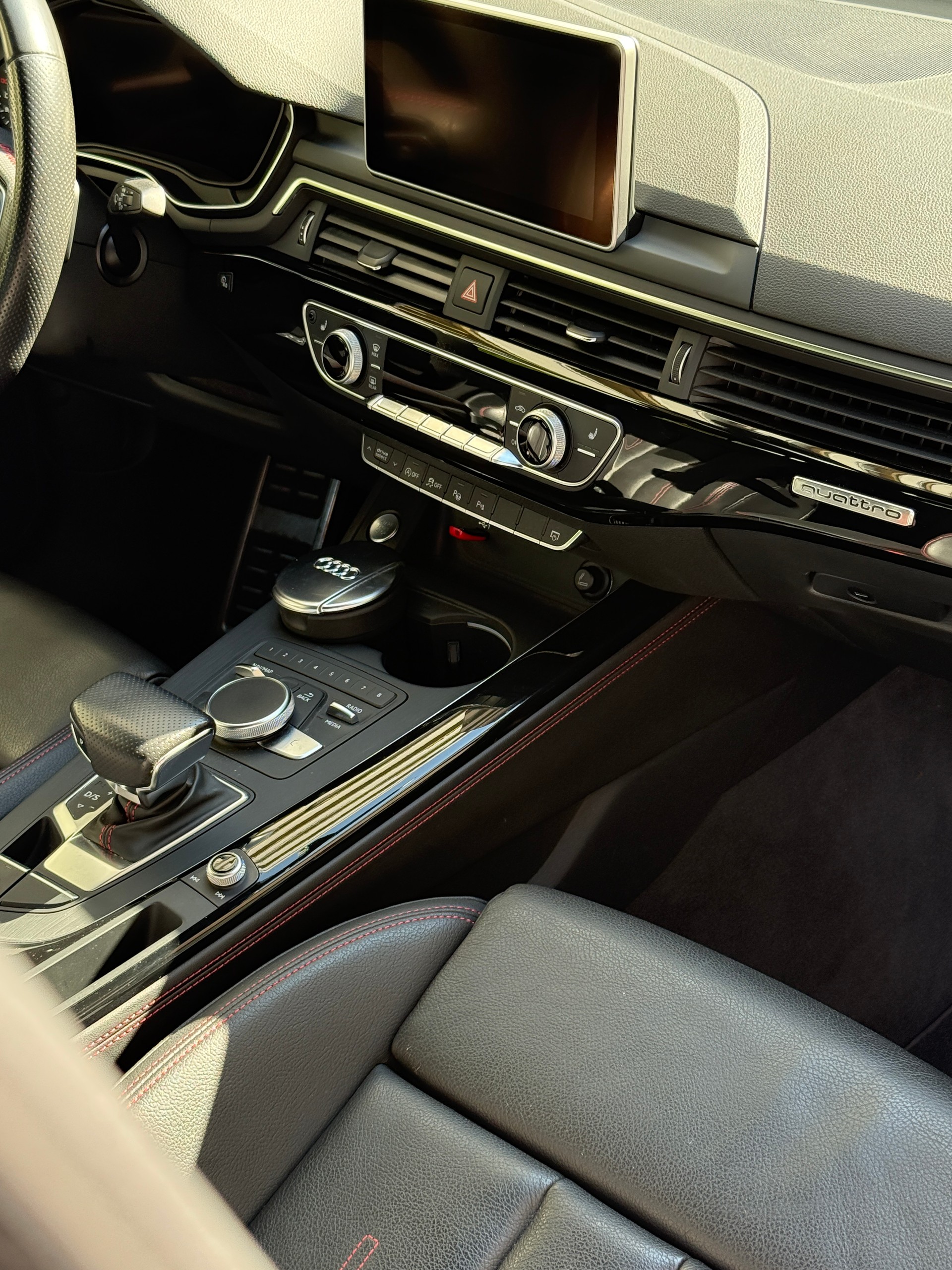 AUDI A4 Limousine 2.0 TFSI Sport quattro S-tronic-image-13