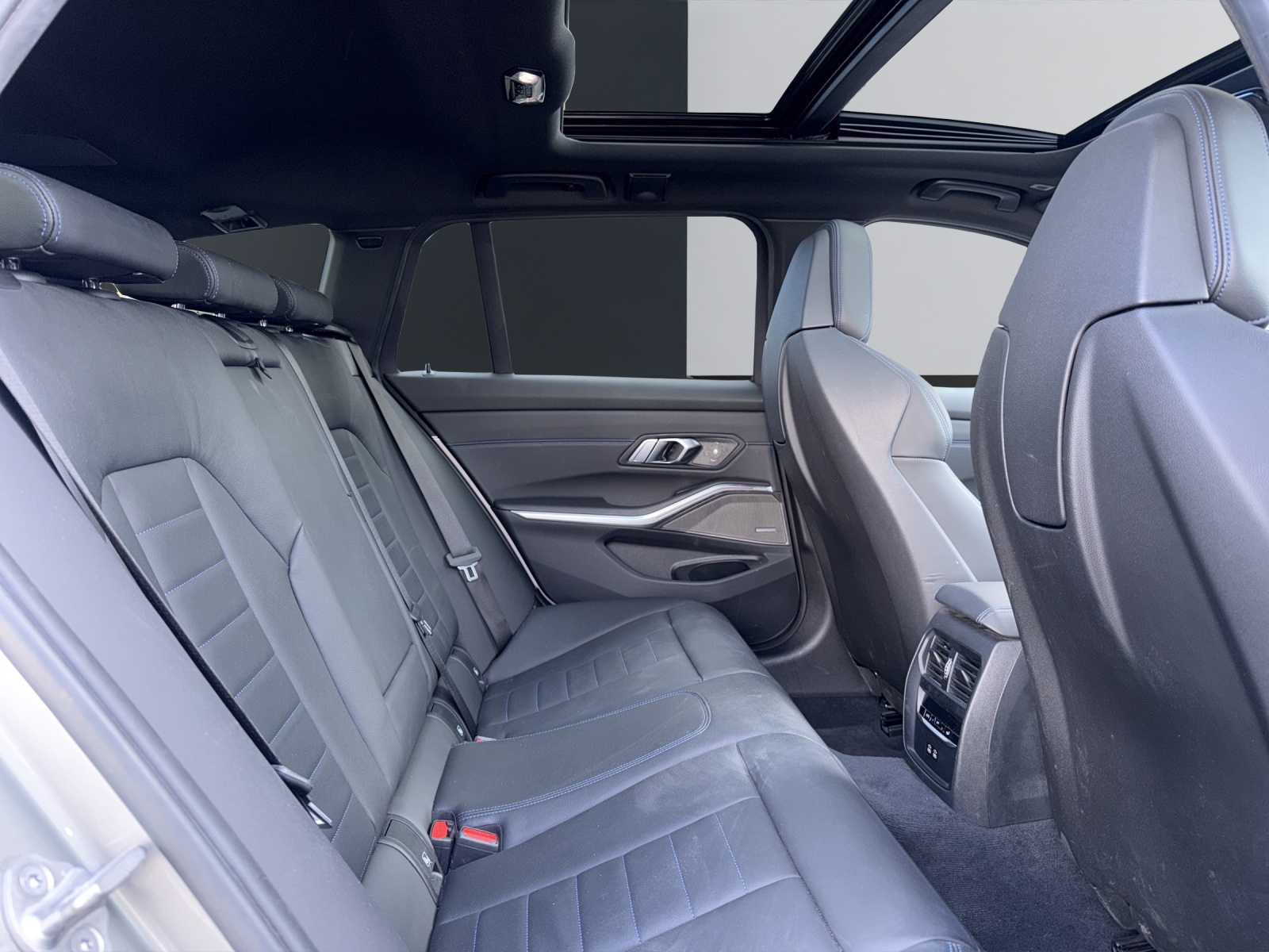 BMW M340i xDrive Touring-image-14