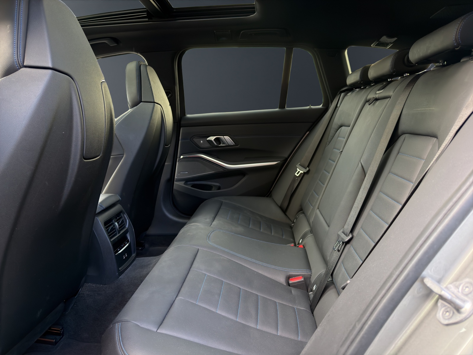 BMW M340i xDrive Touring-image-11