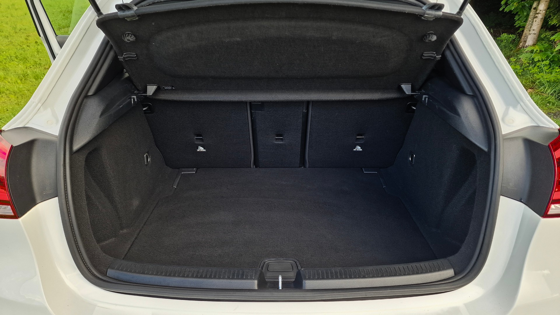 MERCEDES-BENZ A 180 d AMG Line-image-23