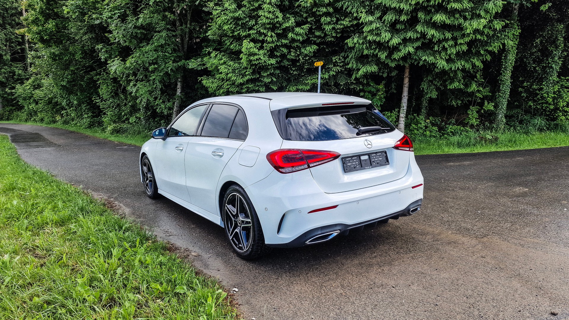 MERCEDES-BENZ A 180 d AMG Line-image-4