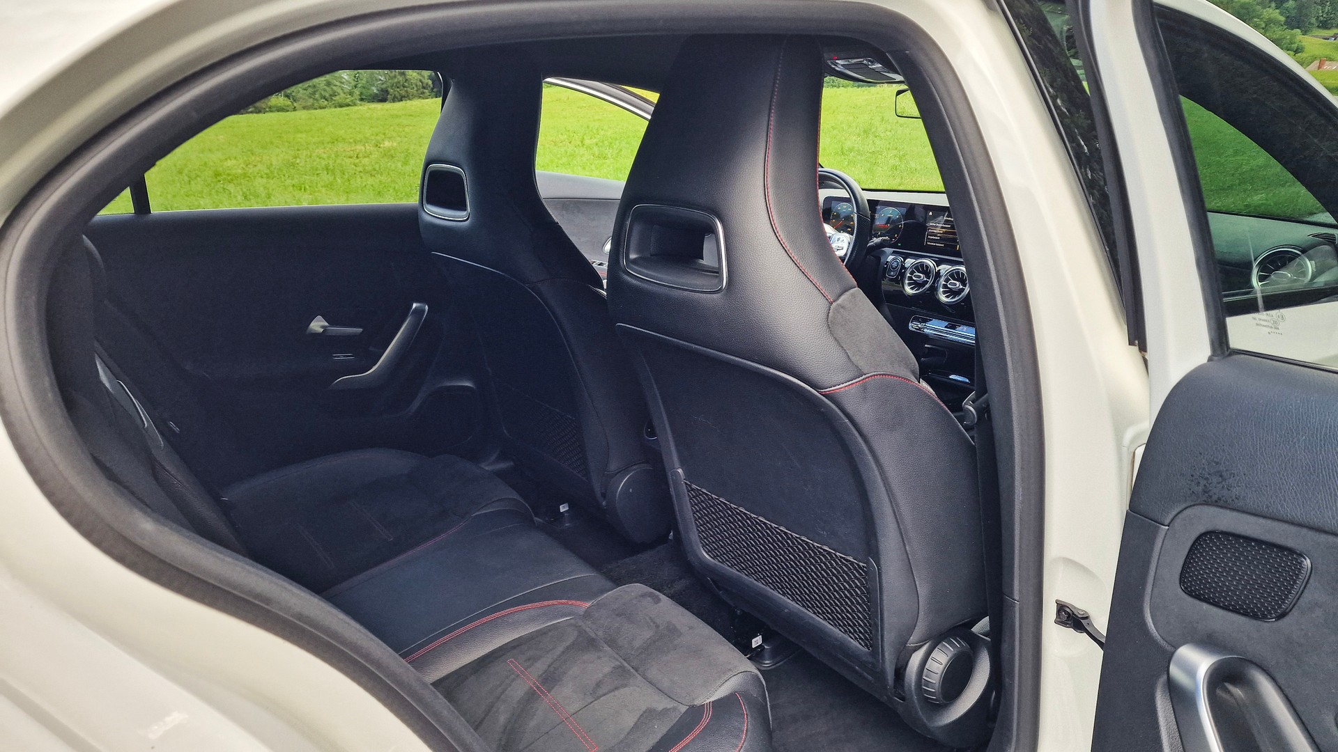 MERCEDES-BENZ A 180 d AMG Line-image-21