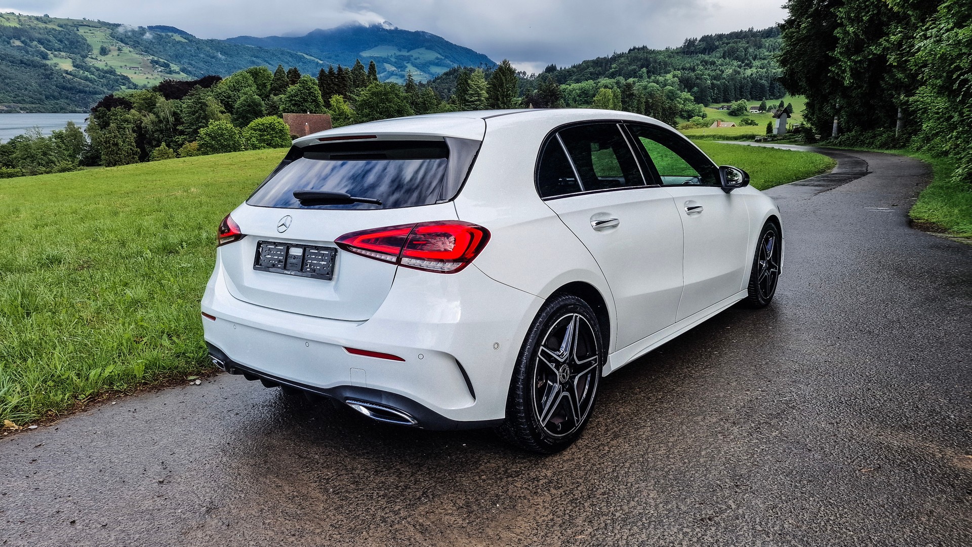 MERCEDES-BENZ A 180 d AMG Line-showroom-element-2