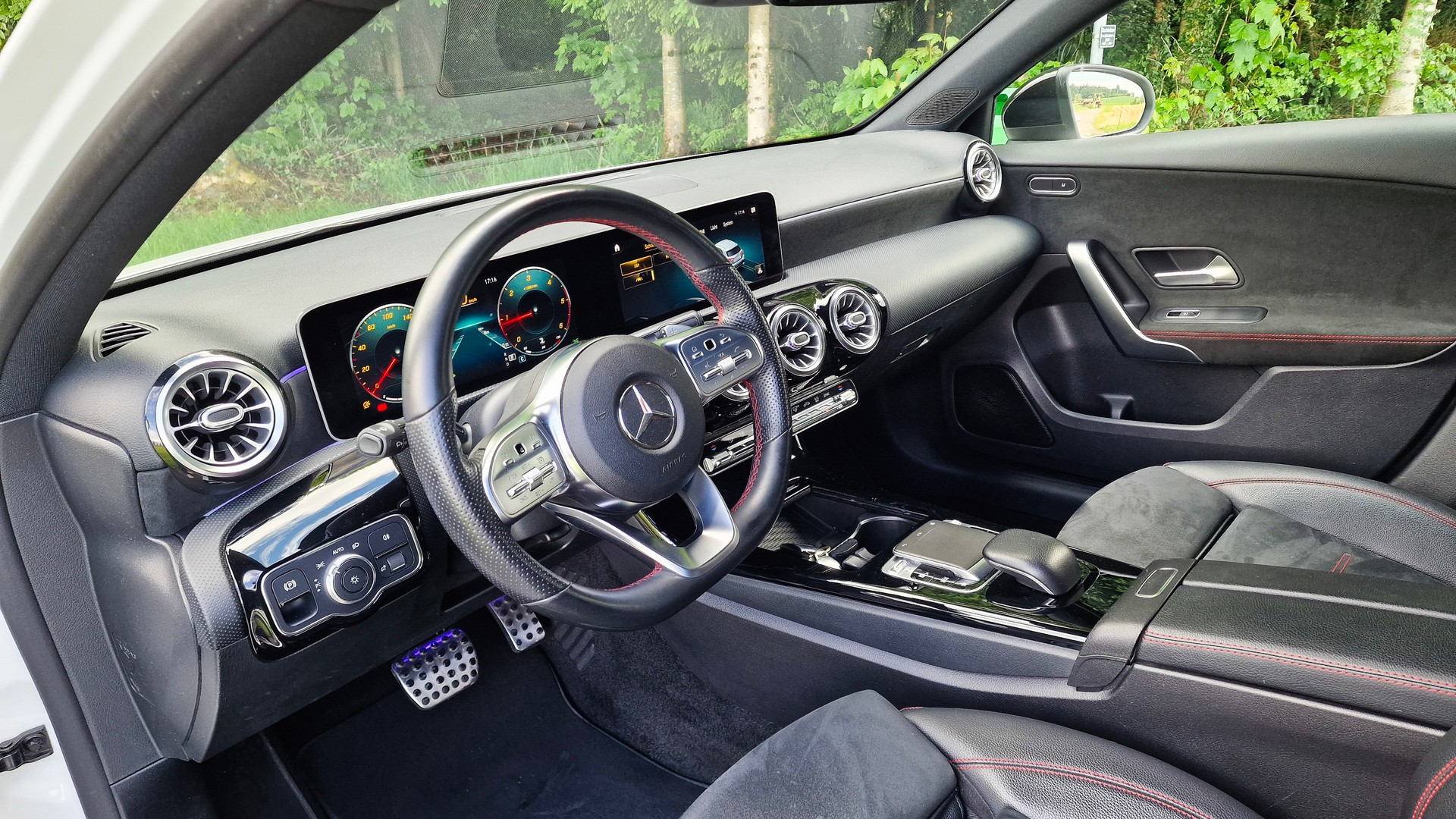 MERCEDES-BENZ A 180 d AMG Line-image-8