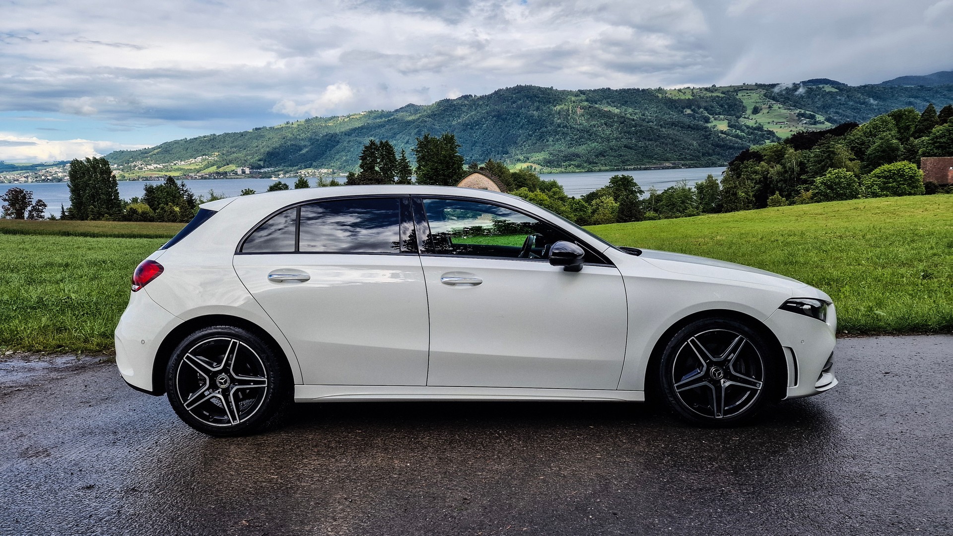 MERCEDES-BENZ A 180 d AMG Line-showroom-element-1