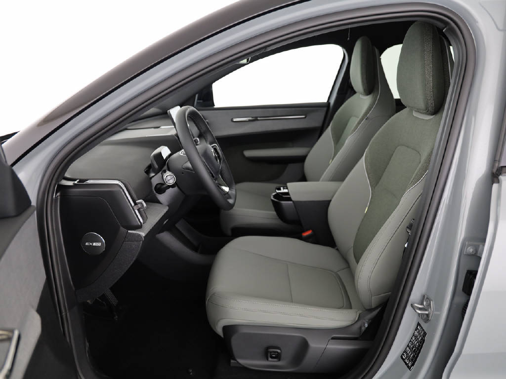 VOLVO EX 30 Cross Country P8 Ultra AWD-image-1