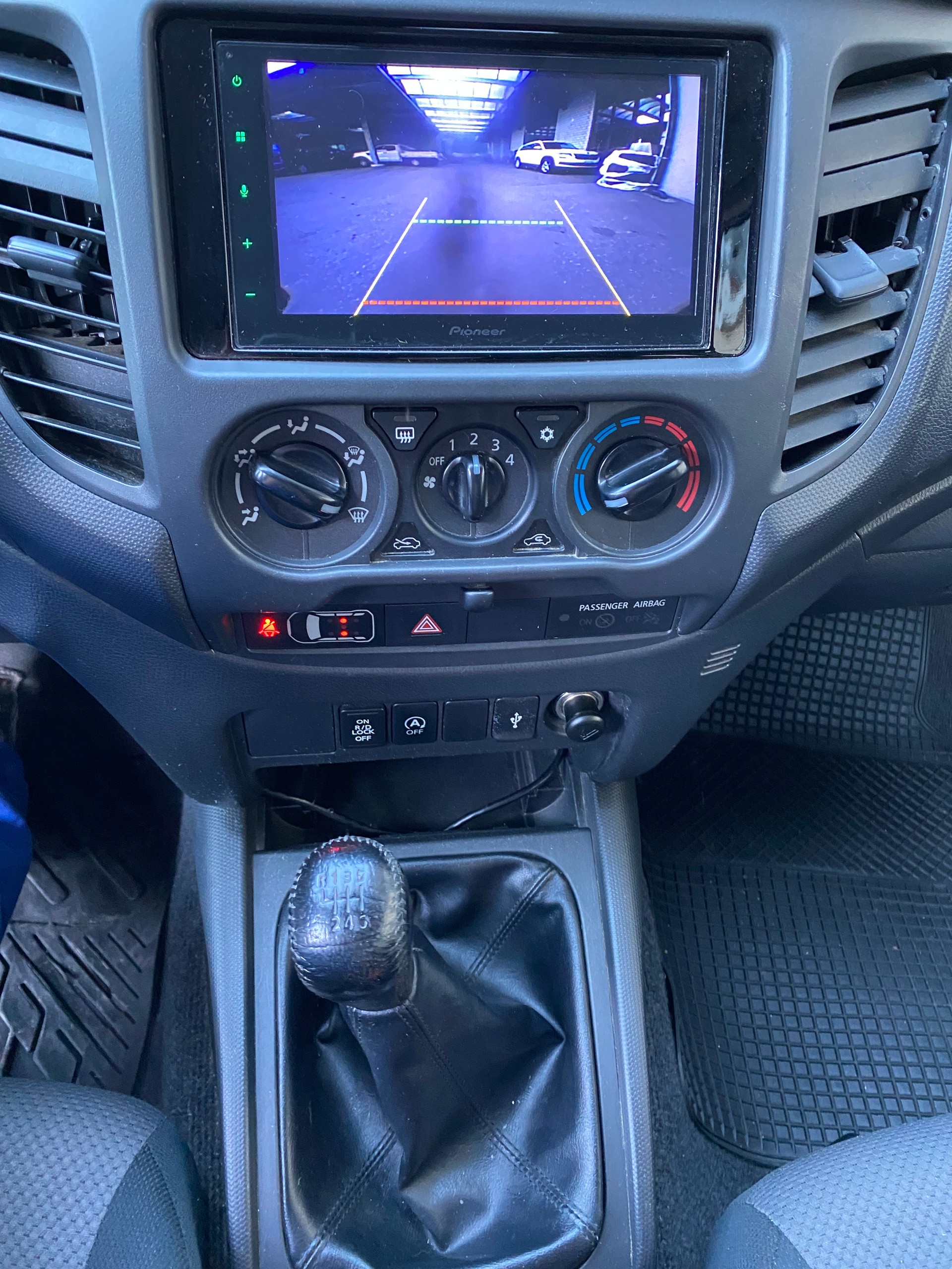 MITSUBISHI L 200 2.2 Value Club Cab-image-3