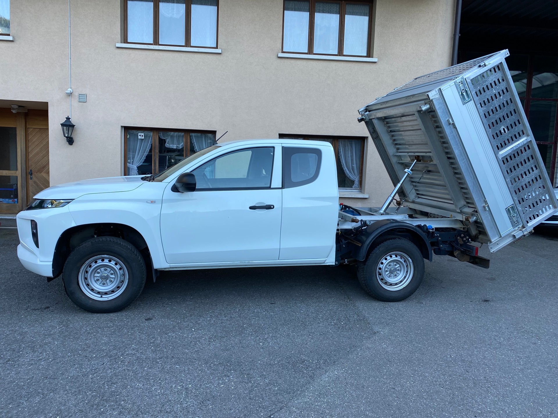 MITSUBISHI L 200 2.2 Value Club Cab