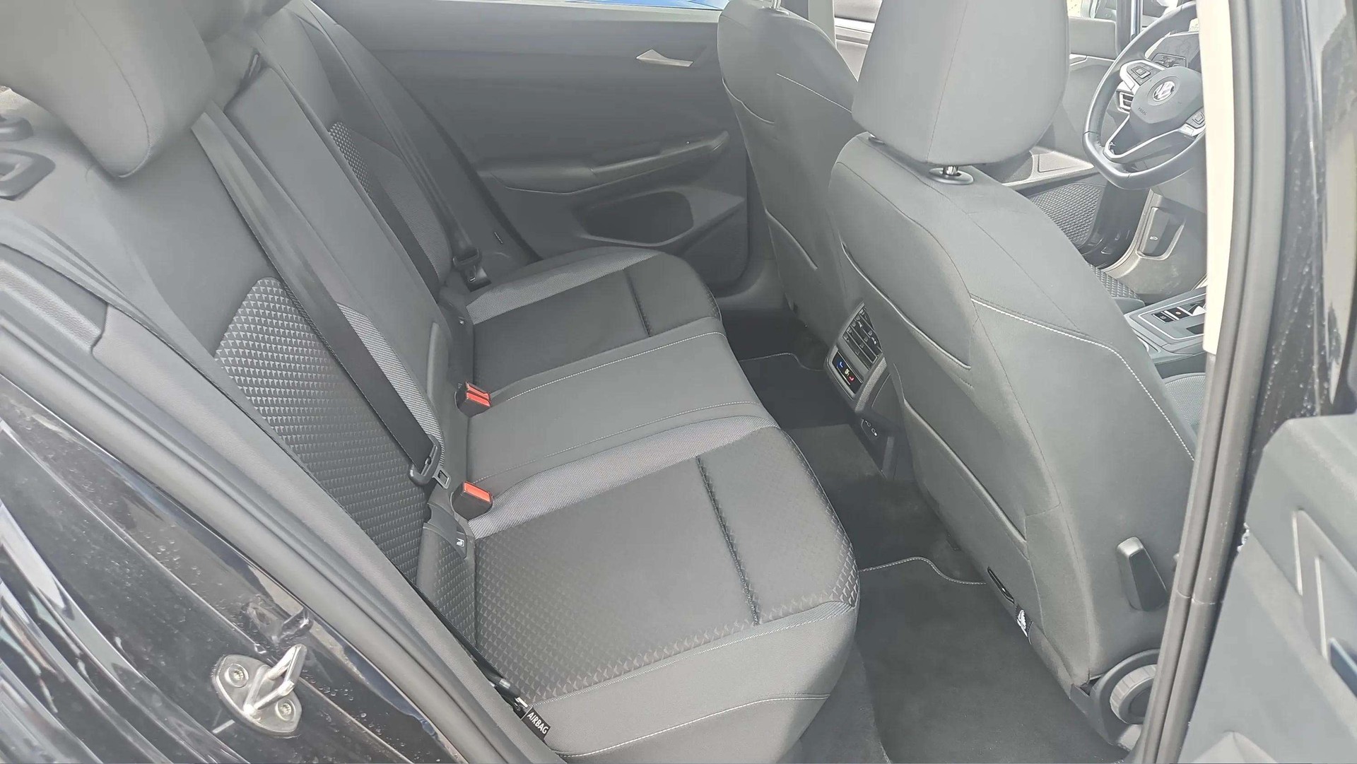 VW Golf 2.0 TDI Active DSG mit AHK & Panoramdach + Werksgarantie-image-12