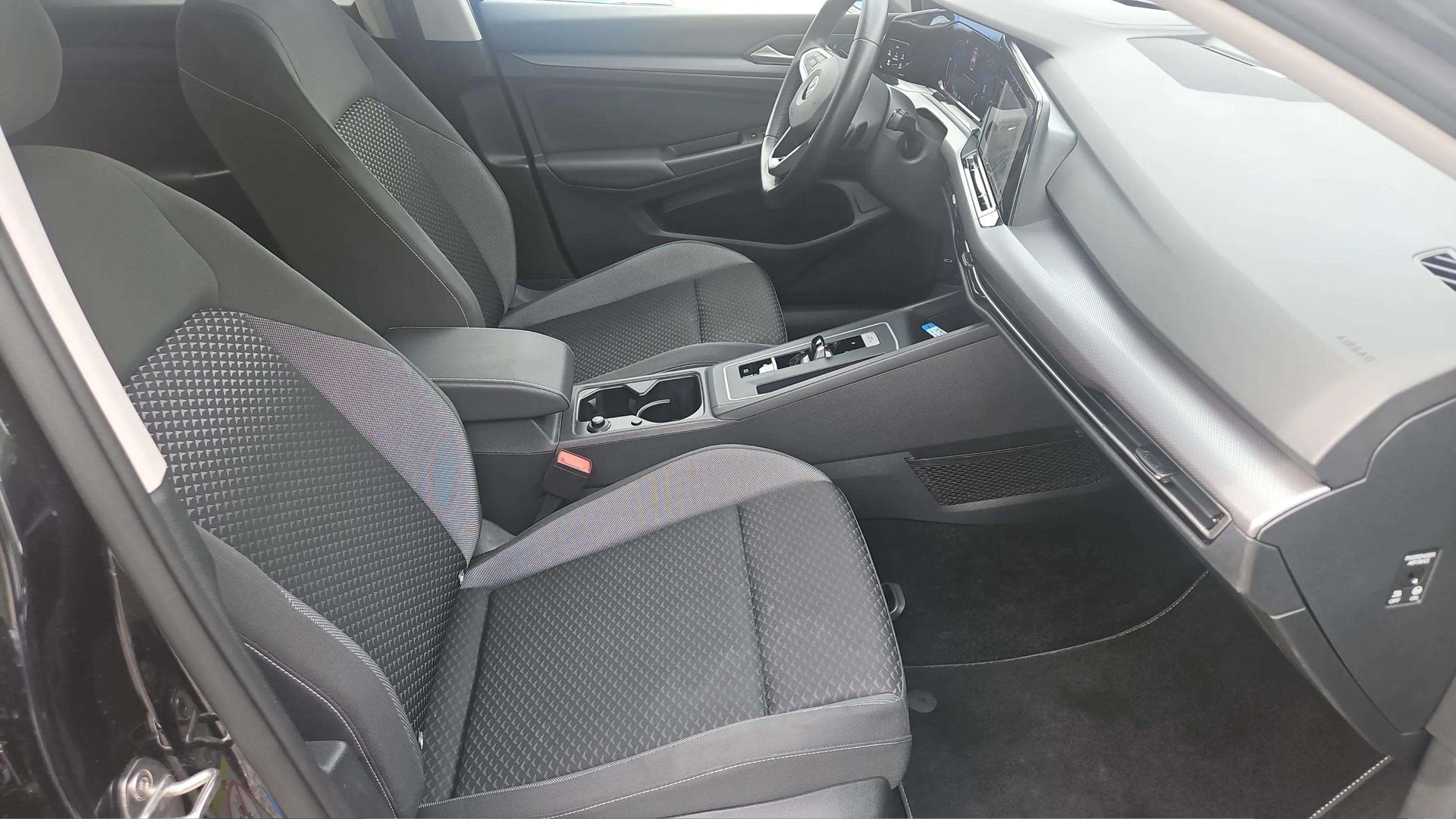 VW Golf 2.0 TDI Active DSG mit AHK & Panoramdach + Werksgarantie-image-13