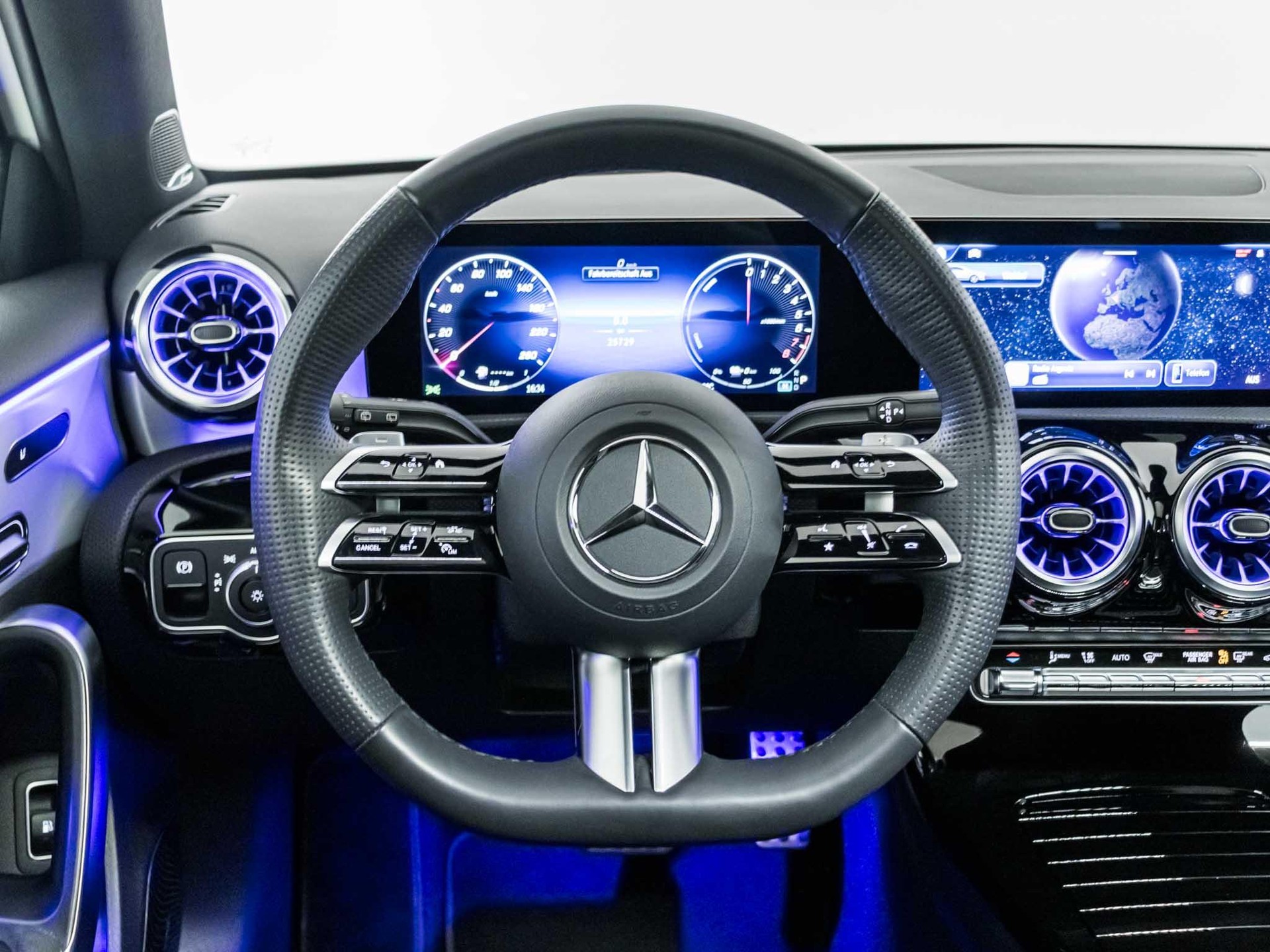 MERCEDES-BENZ A 250 e AMG Line-image-11