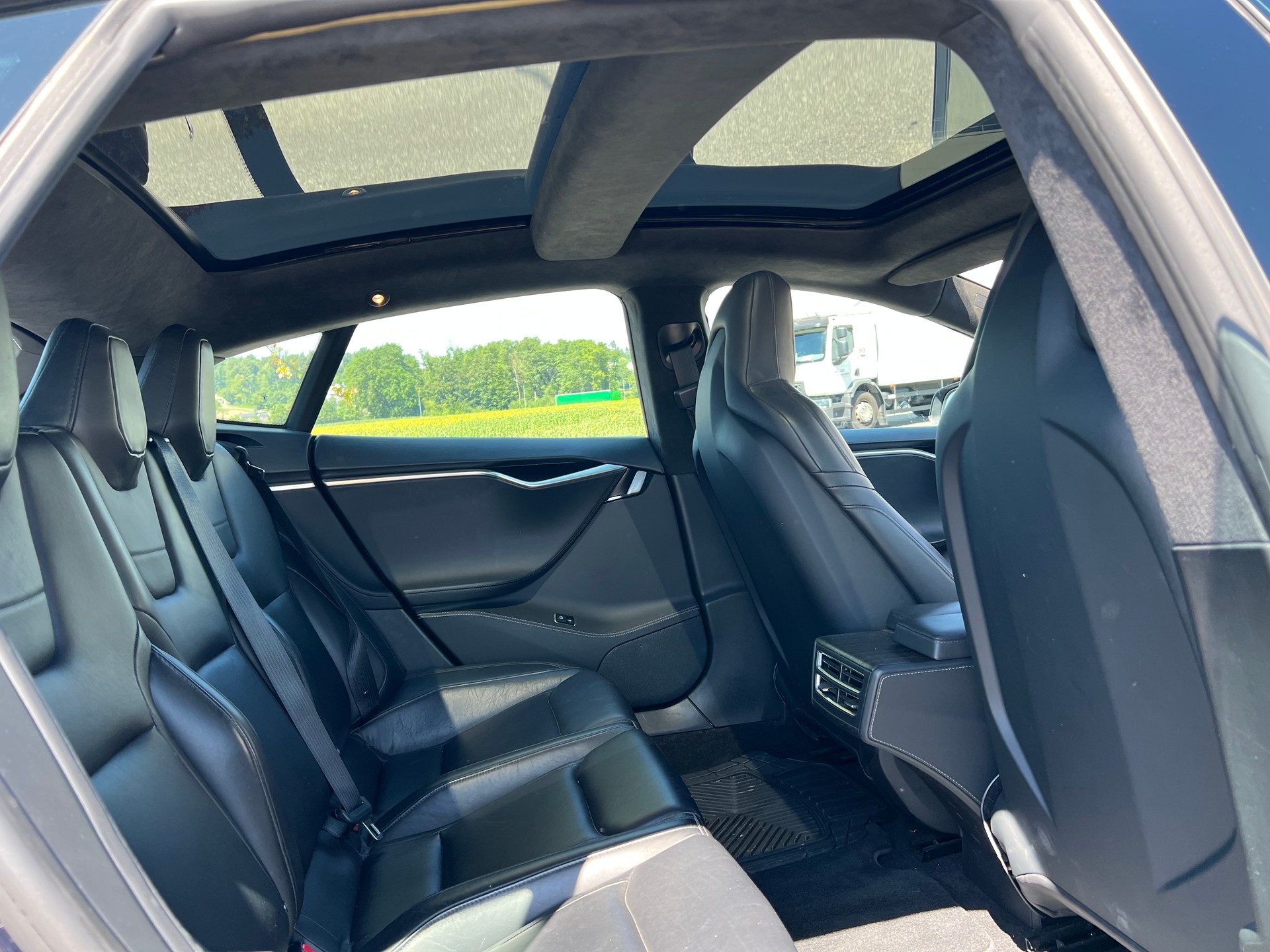 TESLA Model S 85 D Performance ***AWD***-image-28