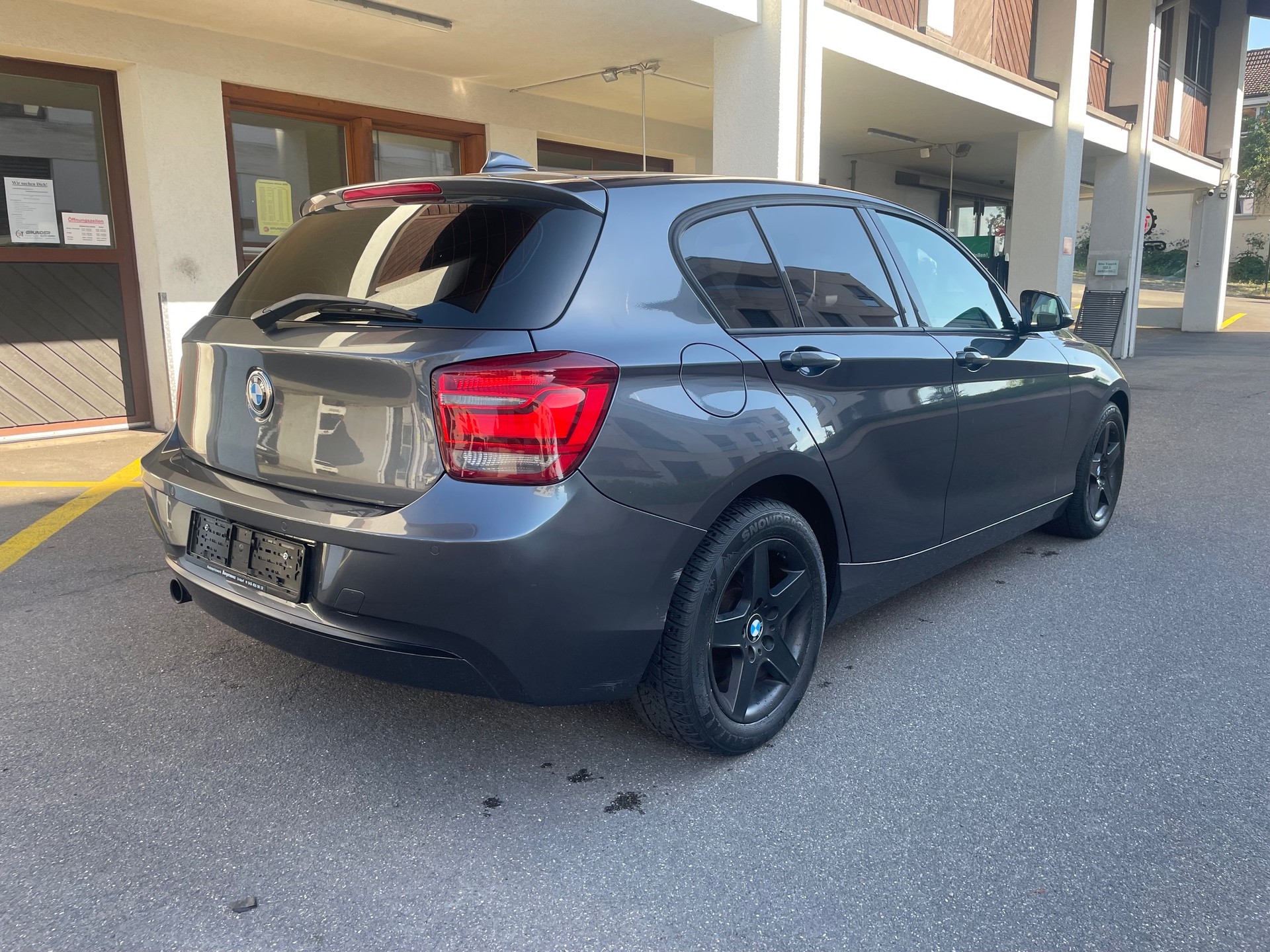 BMW 118i Urban Line Steptronic, 170 PS, 8 St.-Aut., *Klima-Aut., Leder, Sitzh., DAB+ Navigation, PDC v.+h., Rückfahrkamera, usw.-image-3