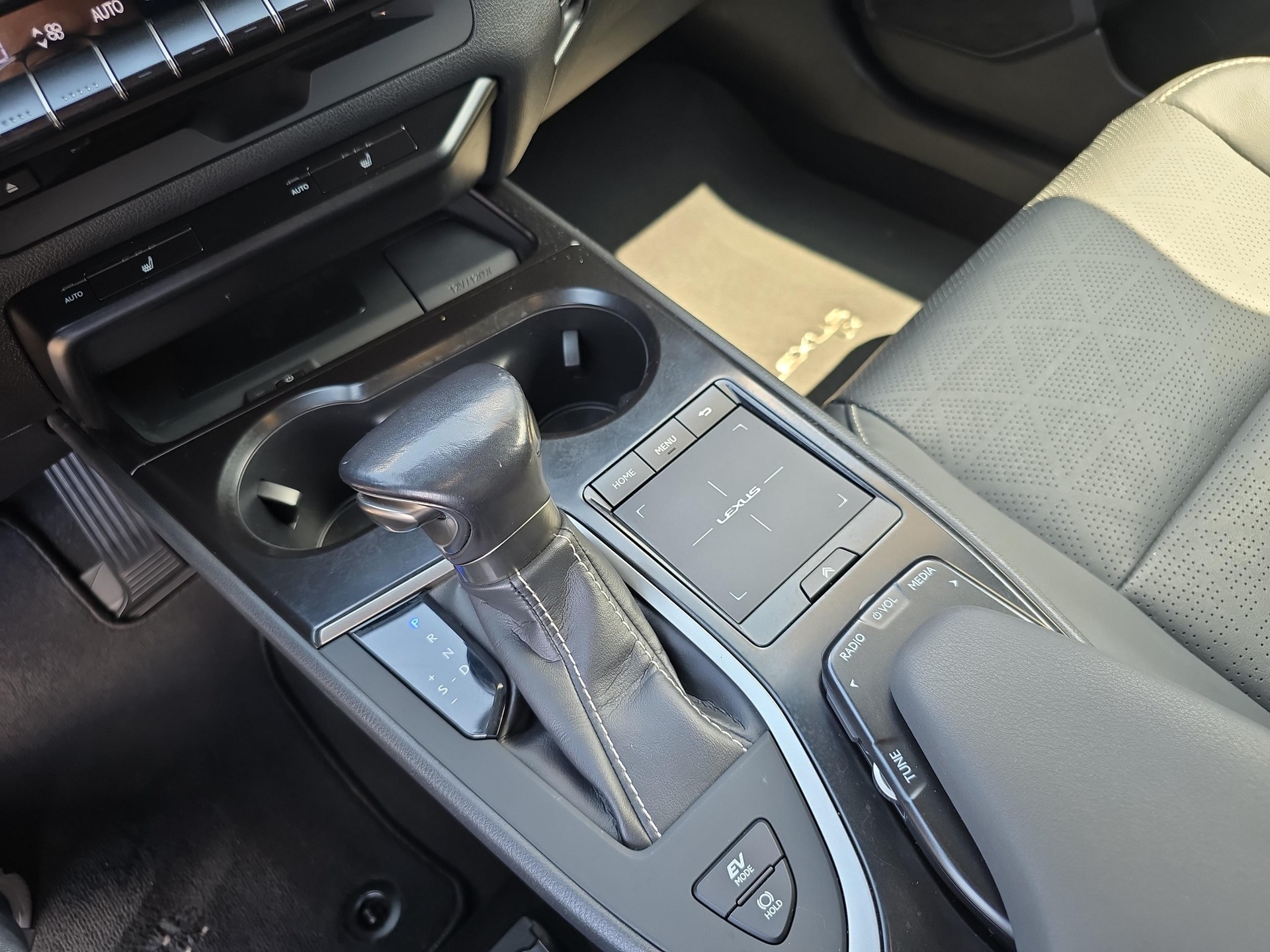 LEXUS UX 250h Comfort / ab 3,99% Leasing bei Abschluss einer Protect Autoversicherung-image-17