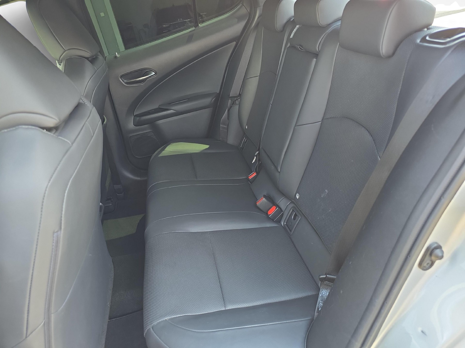 LEXUS UX 250h Comfort / ab 3,99% Leasing bei Abschluss einer Protect Autoversicherung-image-10