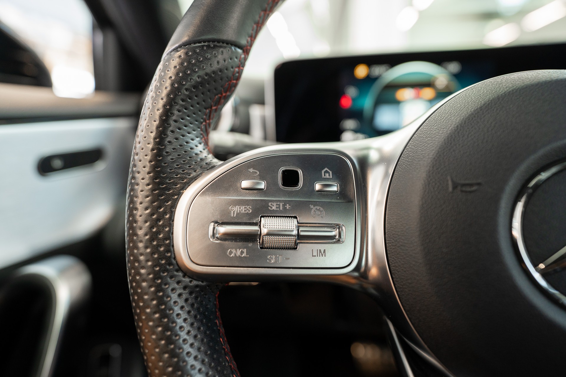 MERCEDES-BENZ A 200 AMG Line Limousine / Navi / Rückfahrkamera-image-21