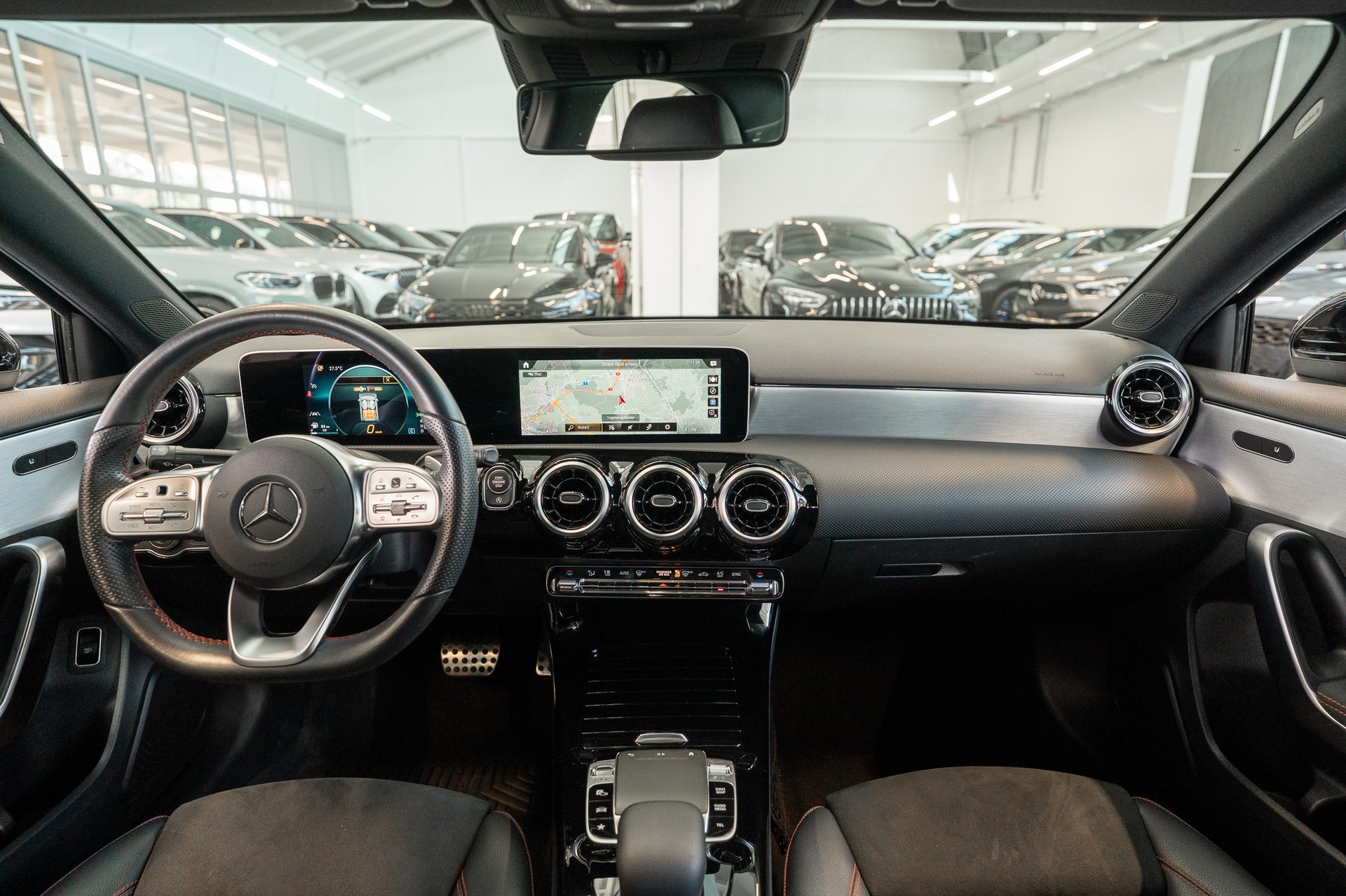 MERCEDES-BENZ A 200 AMG Line Limousine / Navi / Rückfahrkamera-image-14