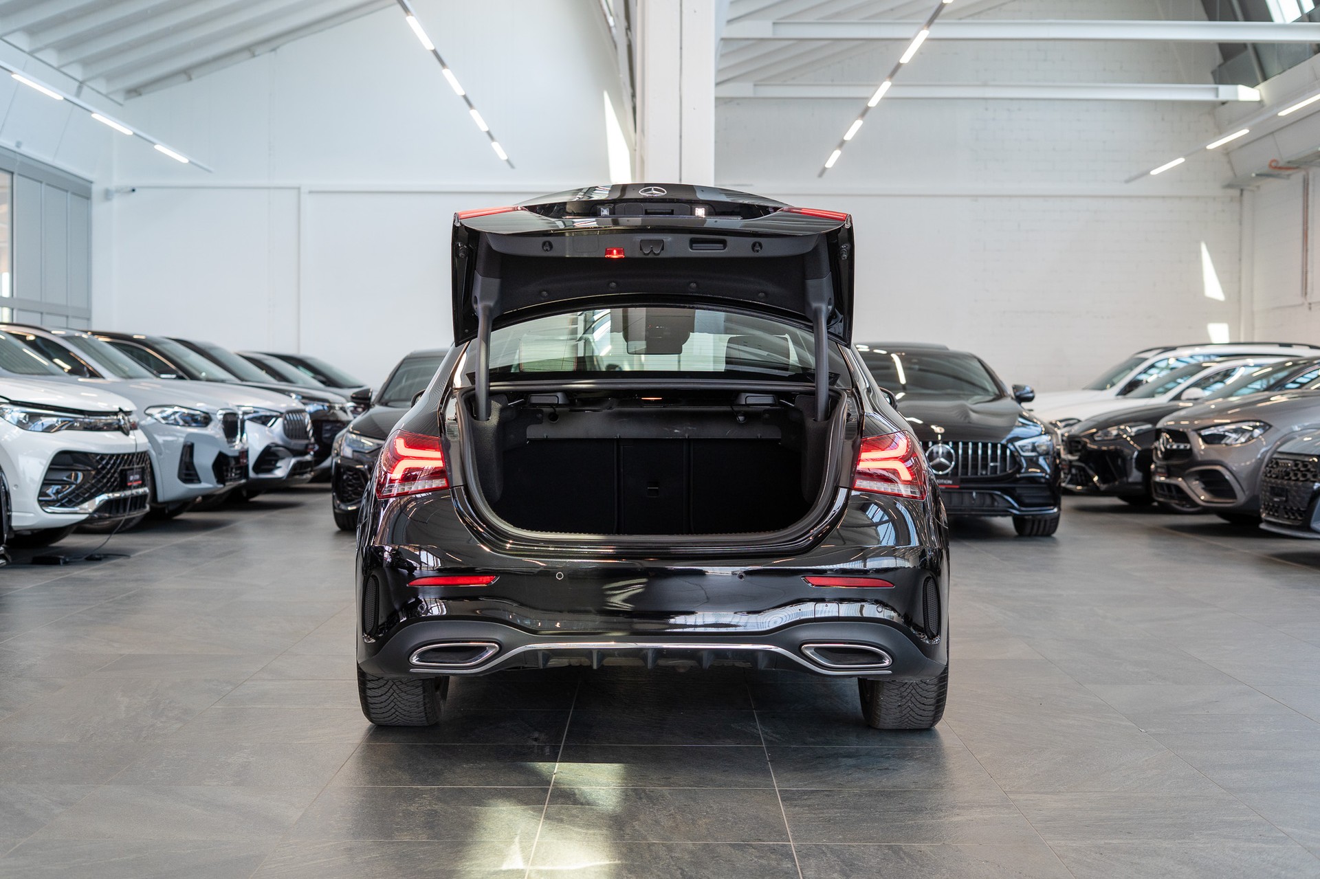 MERCEDES-BENZ A 200 AMG Line Limousine / Navi / Rückfahrkamera-image-5