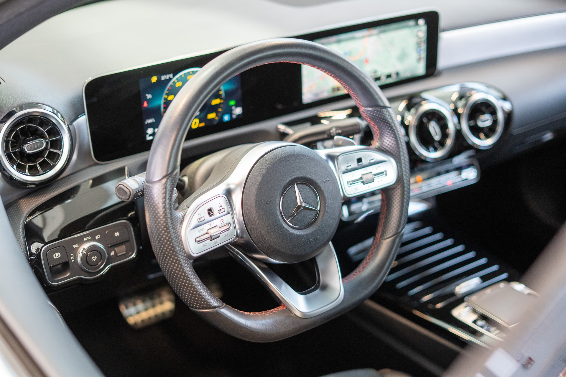 MERCEDES-BENZ A 200 AMG Line Limousine / Navi / Rückfahrkamera-image-7