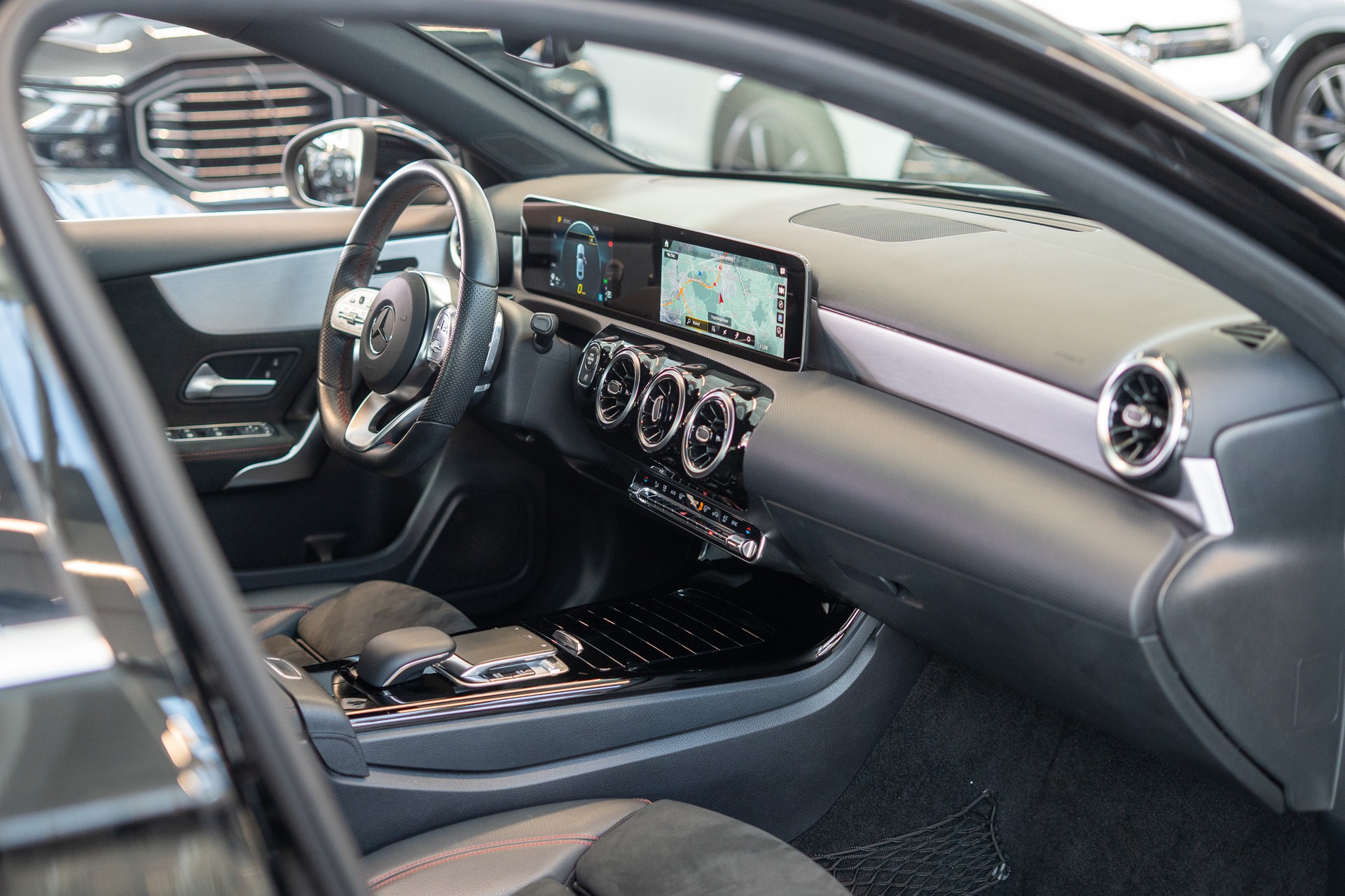MERCEDES-BENZ A 200 AMG Line Limousine / Navi / Rückfahrkamera-image-13