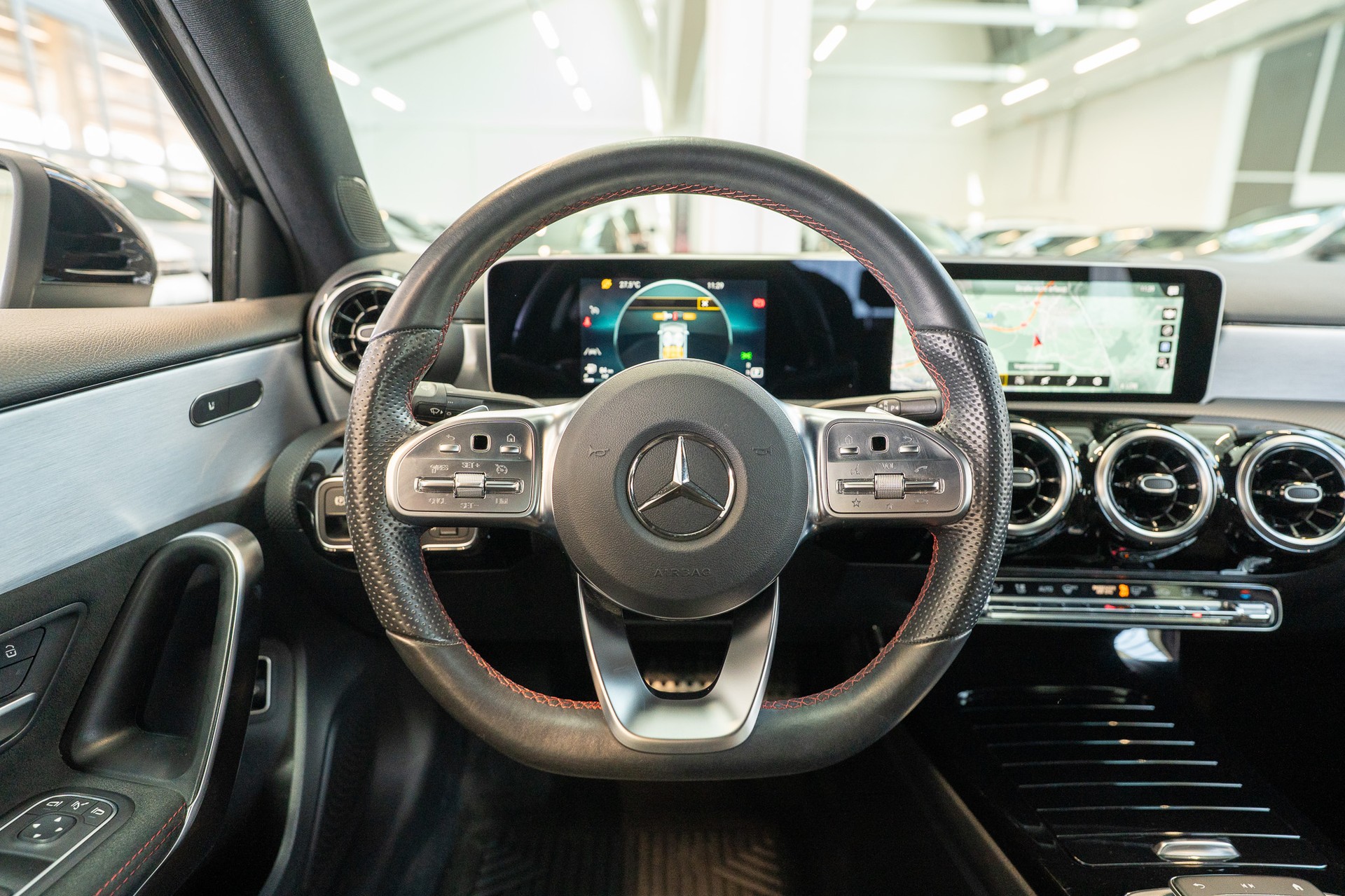 MERCEDES-BENZ A 200 AMG Line Limousine / Navi / Rückfahrkamera-image-15