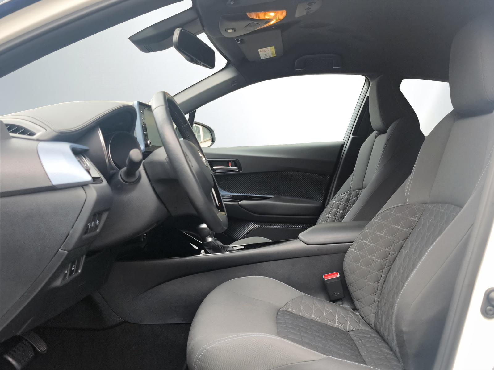 TOYOTA C-HR 2.0 VVTi HSD Trend-image-2