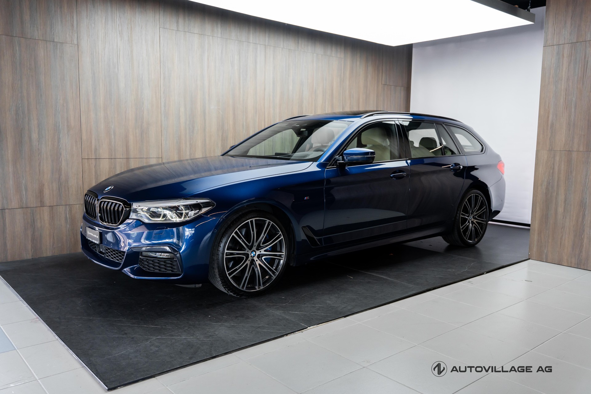 BMW 540d xDrive Touring Steptronic-image-0