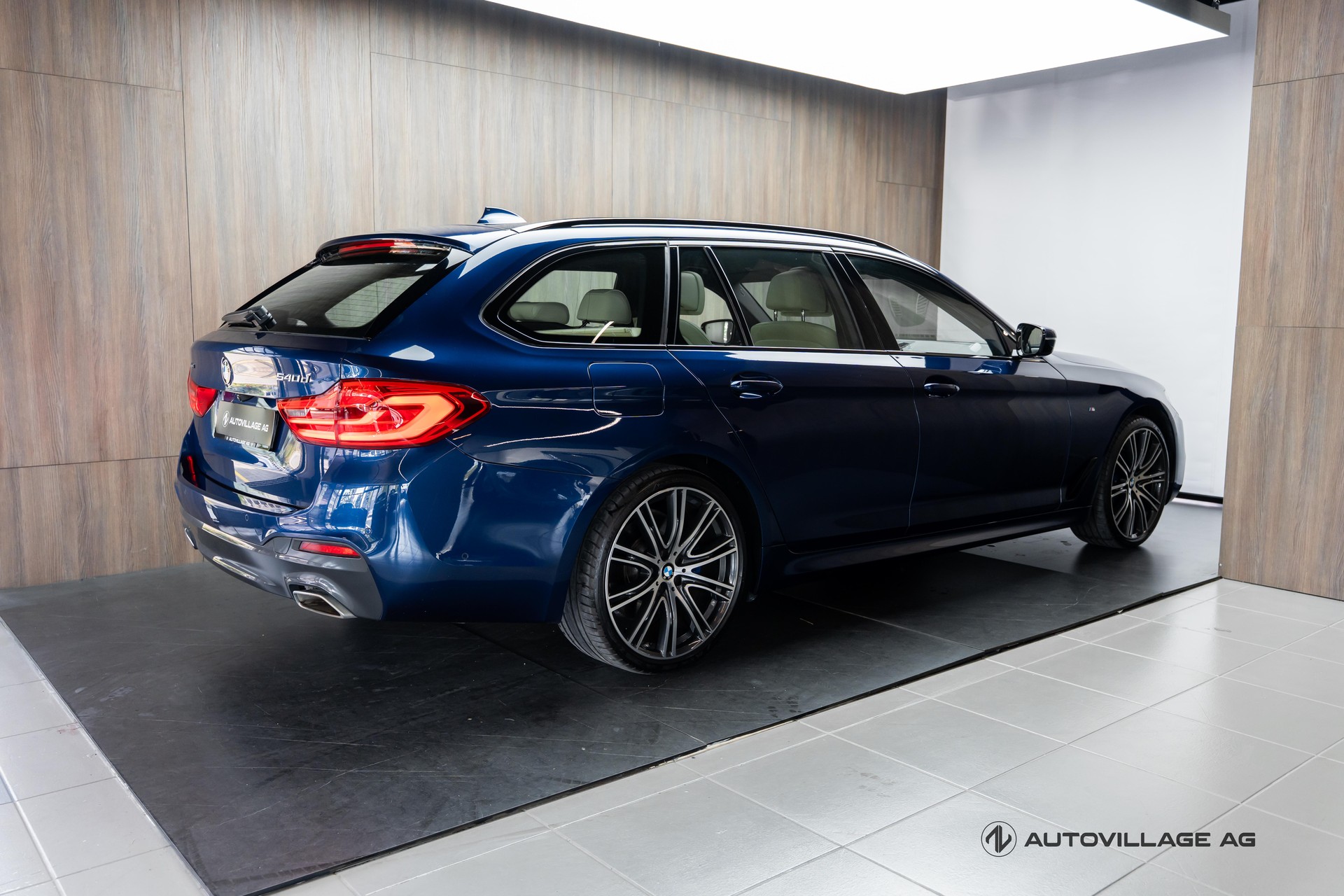 BMW 540d xDrive Touring Steptronic-image-1