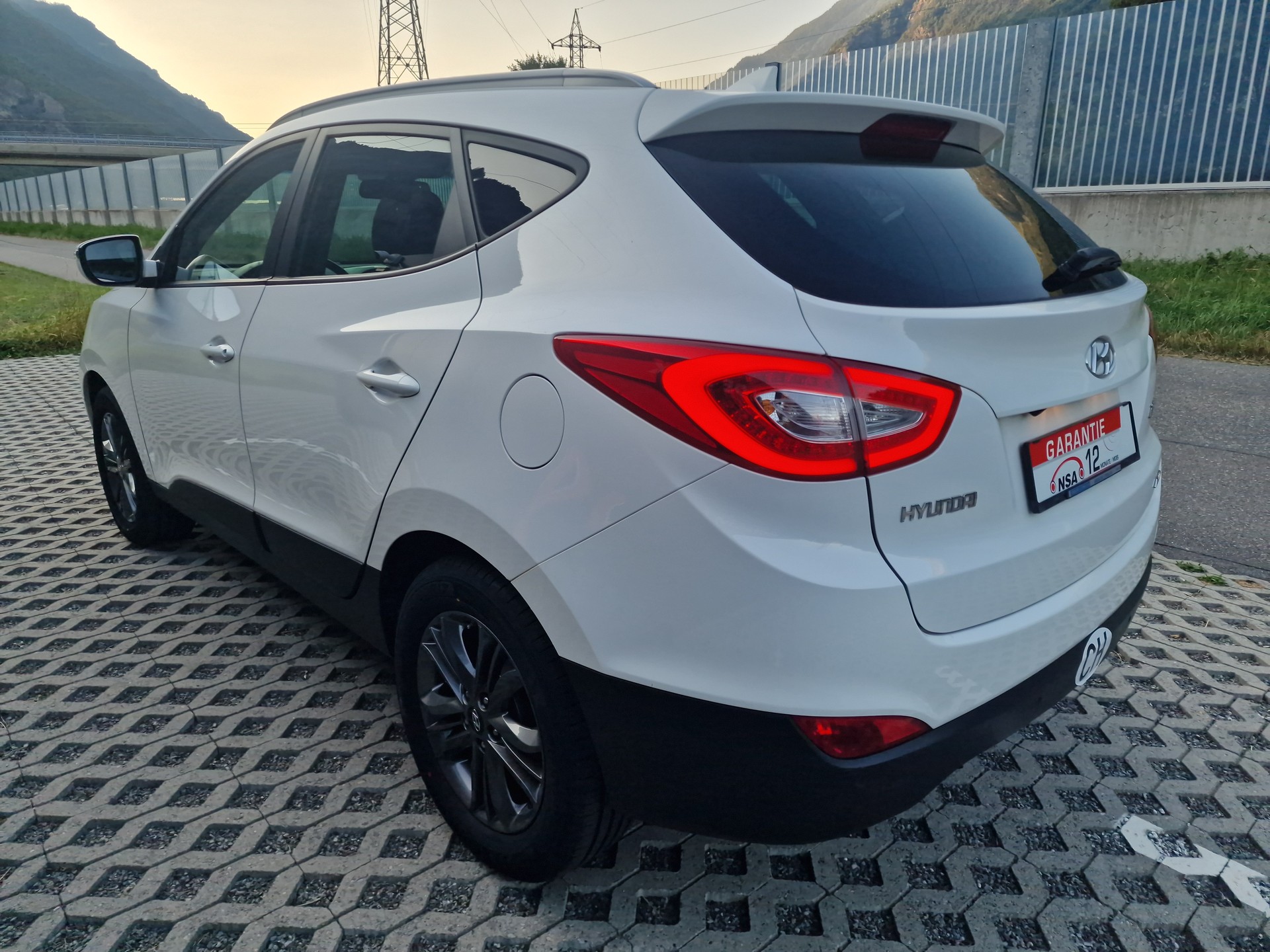 HYUNDAI iX 35 2.0 GDI Style 4WD Automatic-image-3