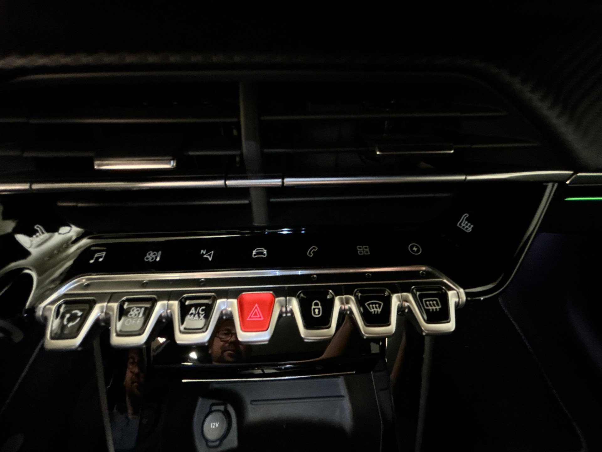 PEUGEOT 208 e-GT-image-16