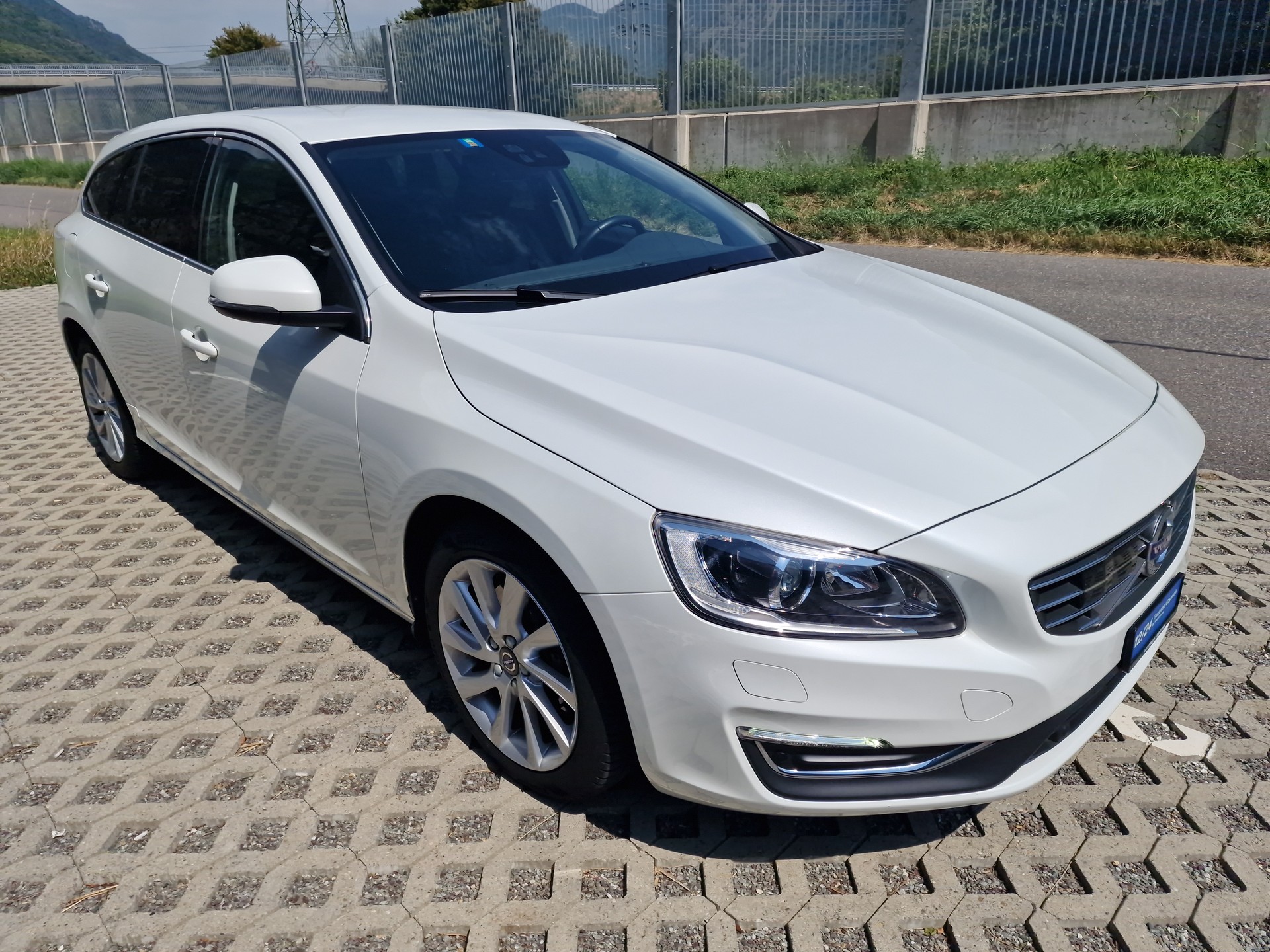 VOLVO V60 D4 AWD Momentum Geartronic-image-1