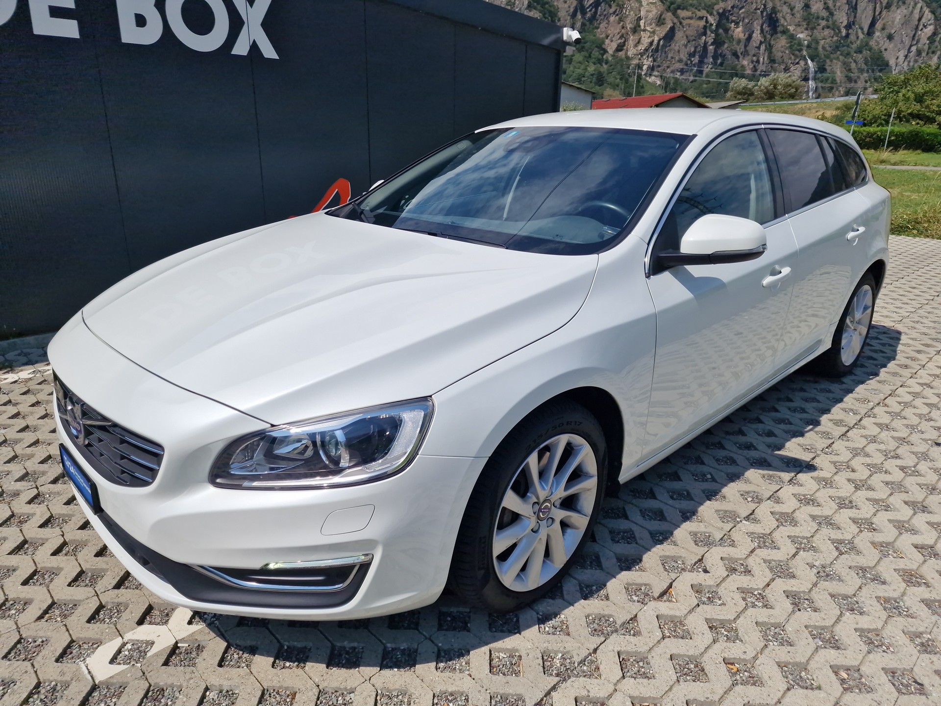 VOLVO V60 D4 AWD Momentum Geartronic-image-2