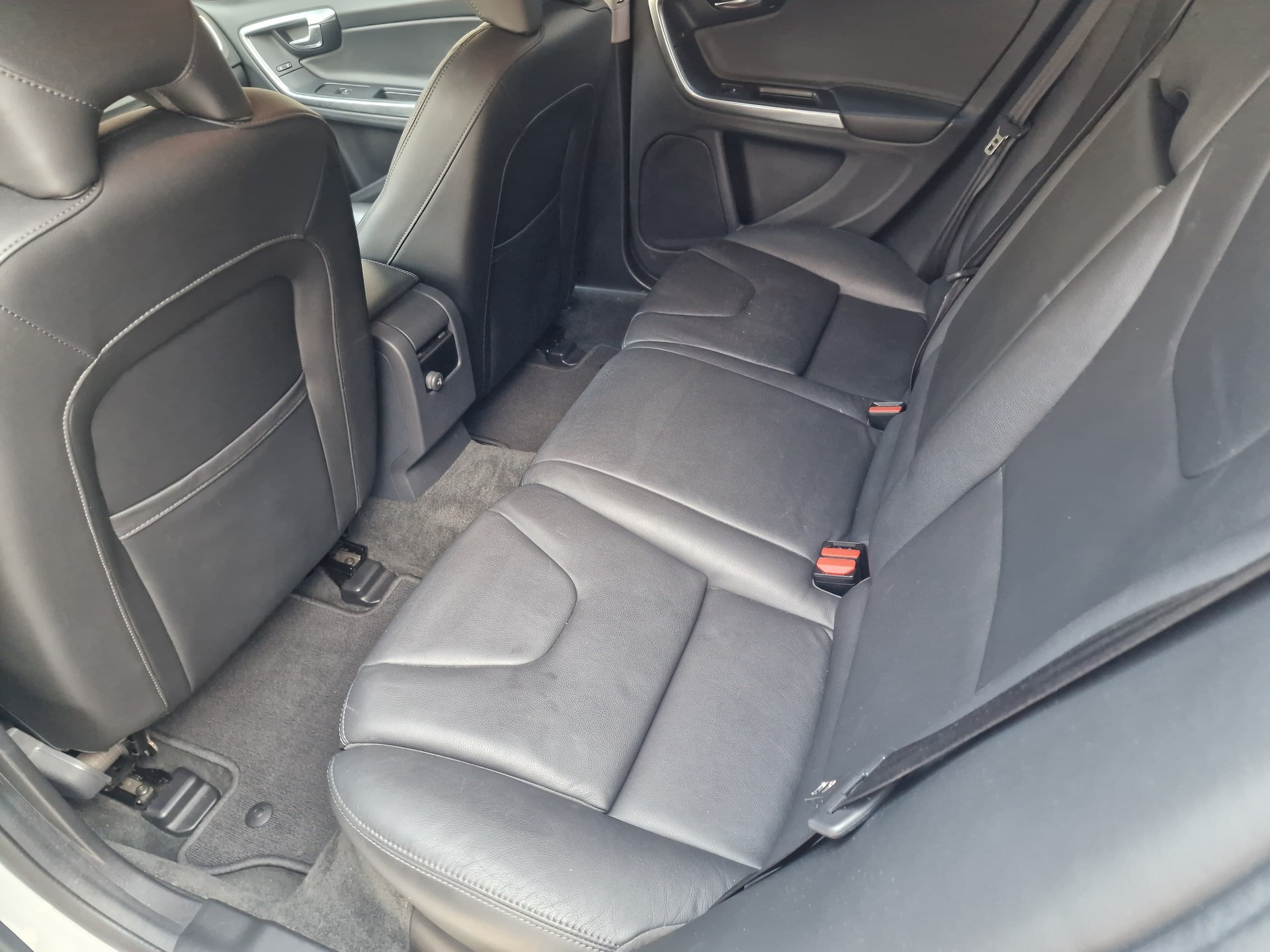 VOLVO V60 D4 AWD Momentum Geartronic-image-8