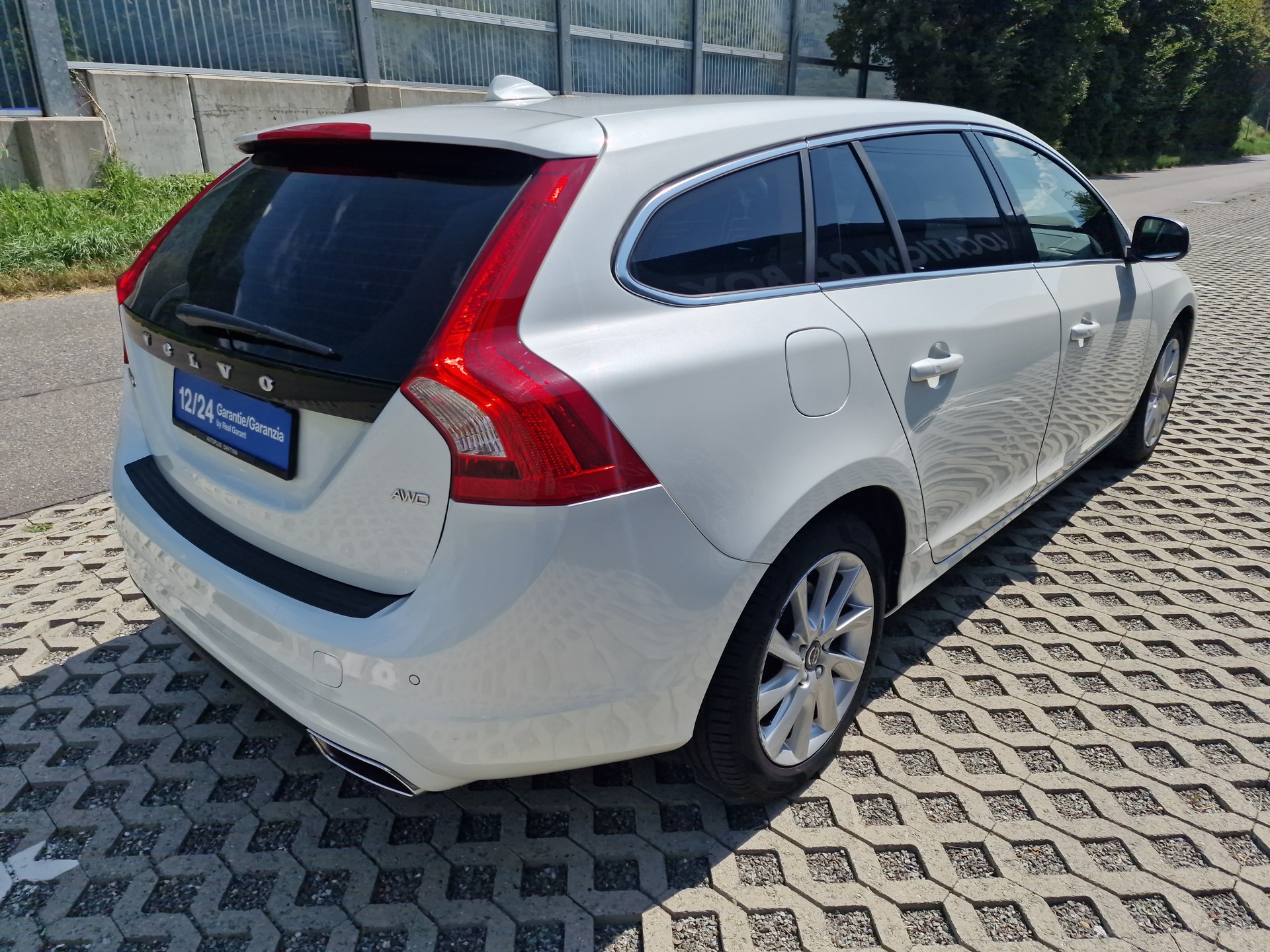 VOLVO V60 D4 AWD Momentum Geartronic-image-3