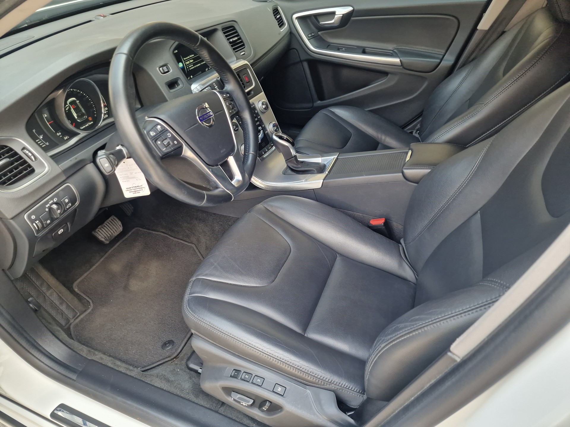 VOLVO V60 D4 AWD Momentum Geartronic-image-6