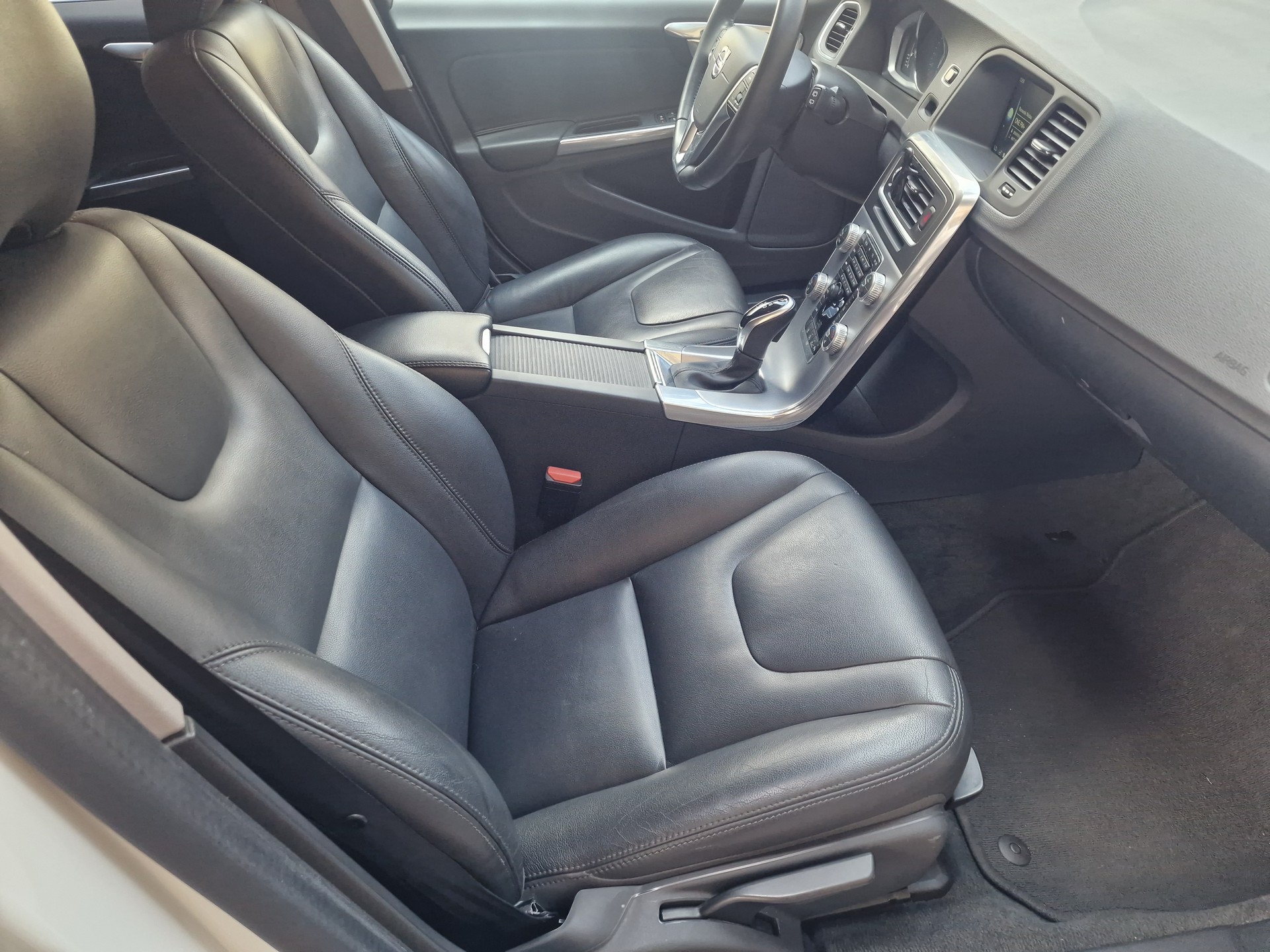 VOLVO V60 D4 AWD Momentum Geartronic-image-7